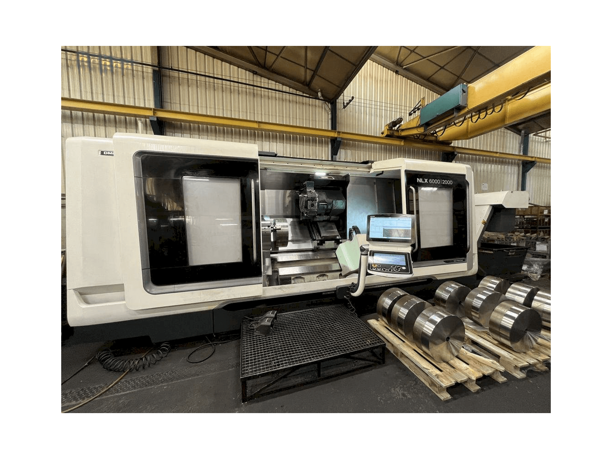 Levý boční pohled na DMG MORI NLX 6000 | 2000 stroj