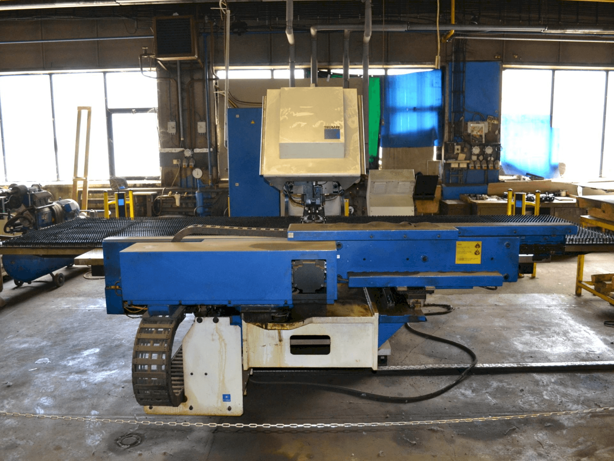 Čelní pohled na Trumpf Trumatic 2000R stroj