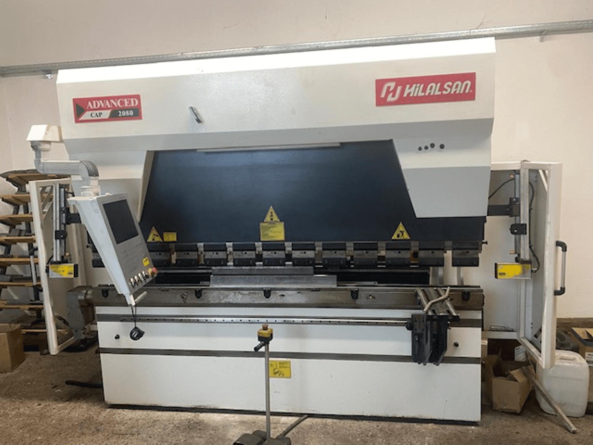 Pokročilá ohraňovací stolice Hilalsan CAP 2080, pohled zepředu s ovládacím panelem a bezpečnostními prvky, průmyslový design pro ohýbání kovů.