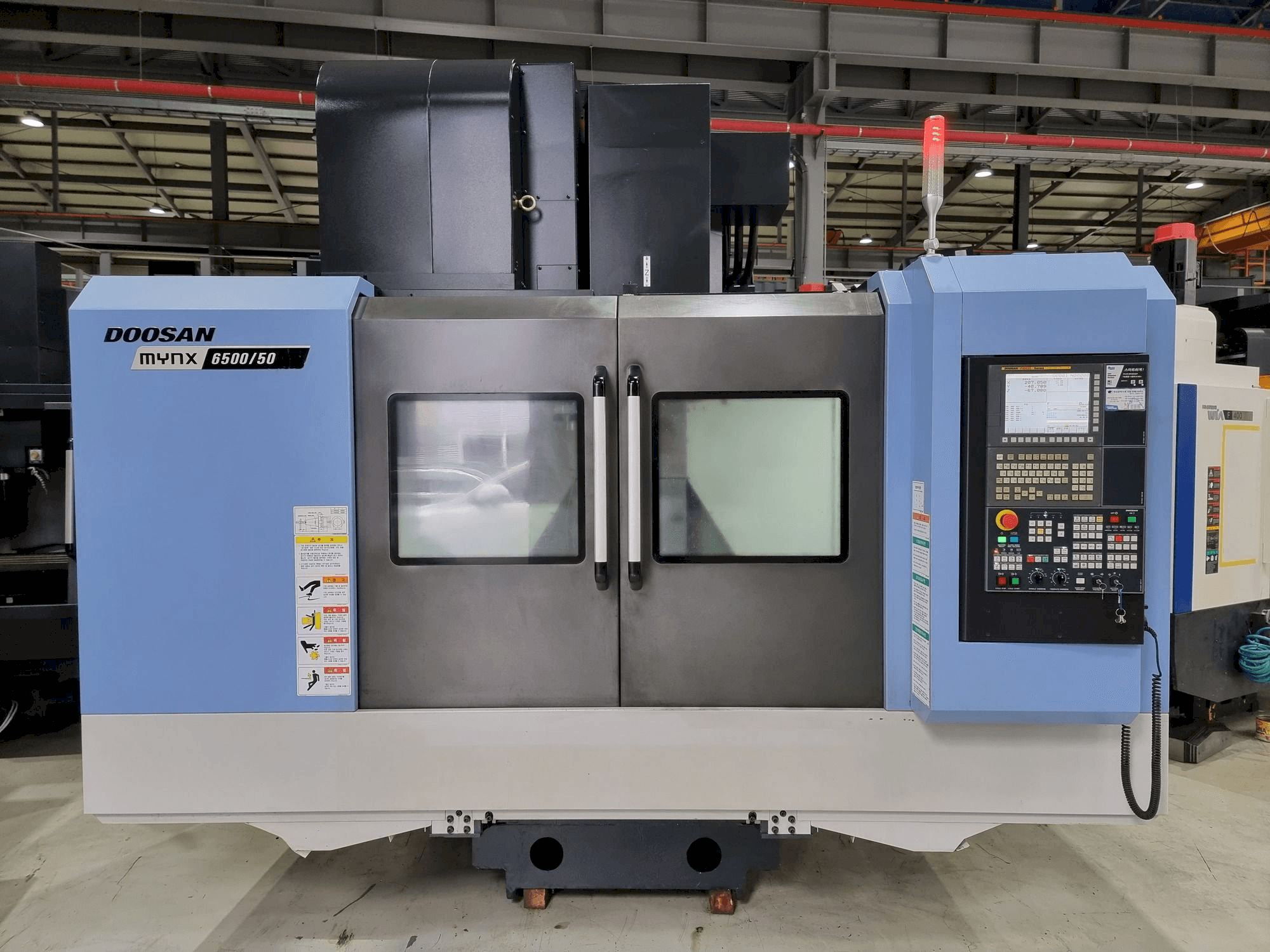 Čelní pohled na Doosan MYNX 6500/50 stroj
