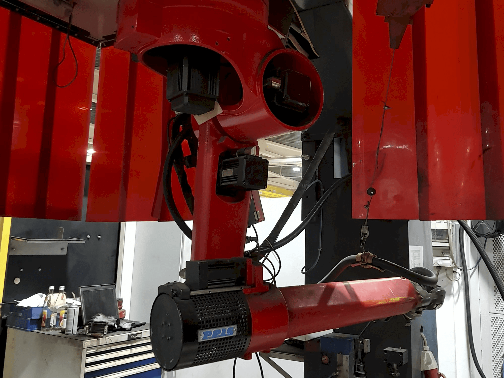 Čelní pohled na Reis Robotics RV30-16 stroj