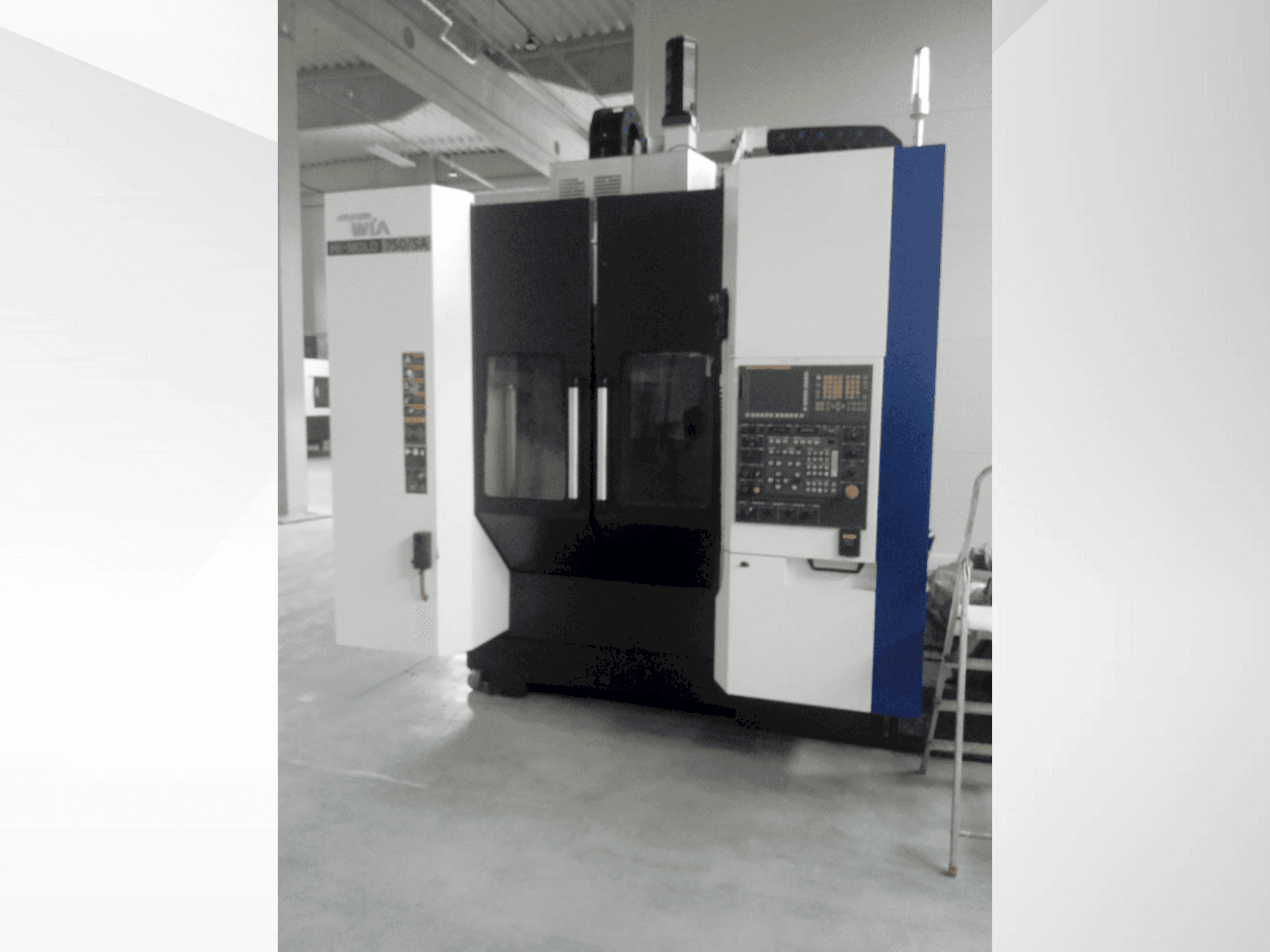 Čelní pohled na Hyundai Wia HI-MOLD 750-5A stroj