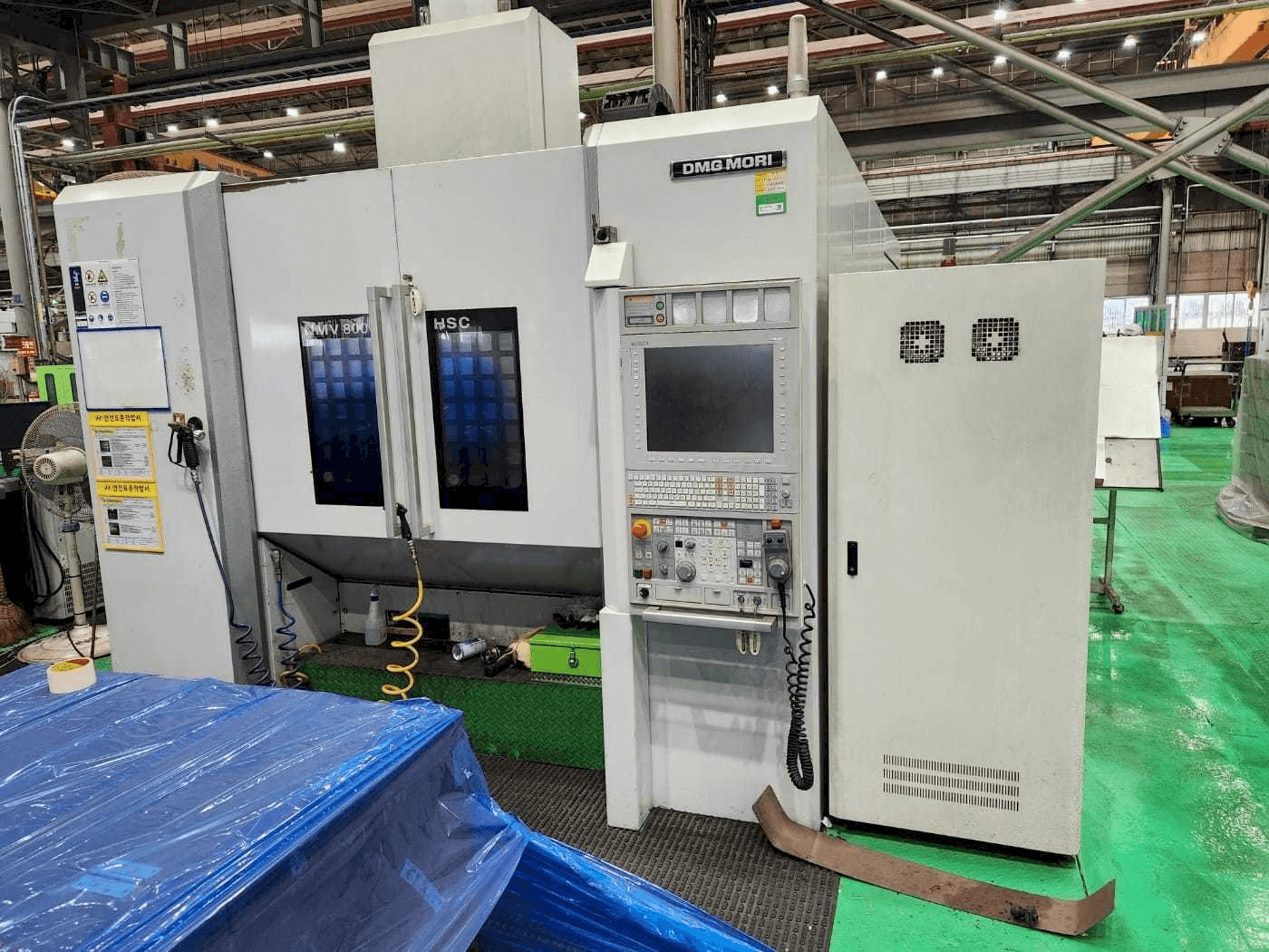Čelní pohled na DMG MORI NMV 8000 DCG / 40 stroj