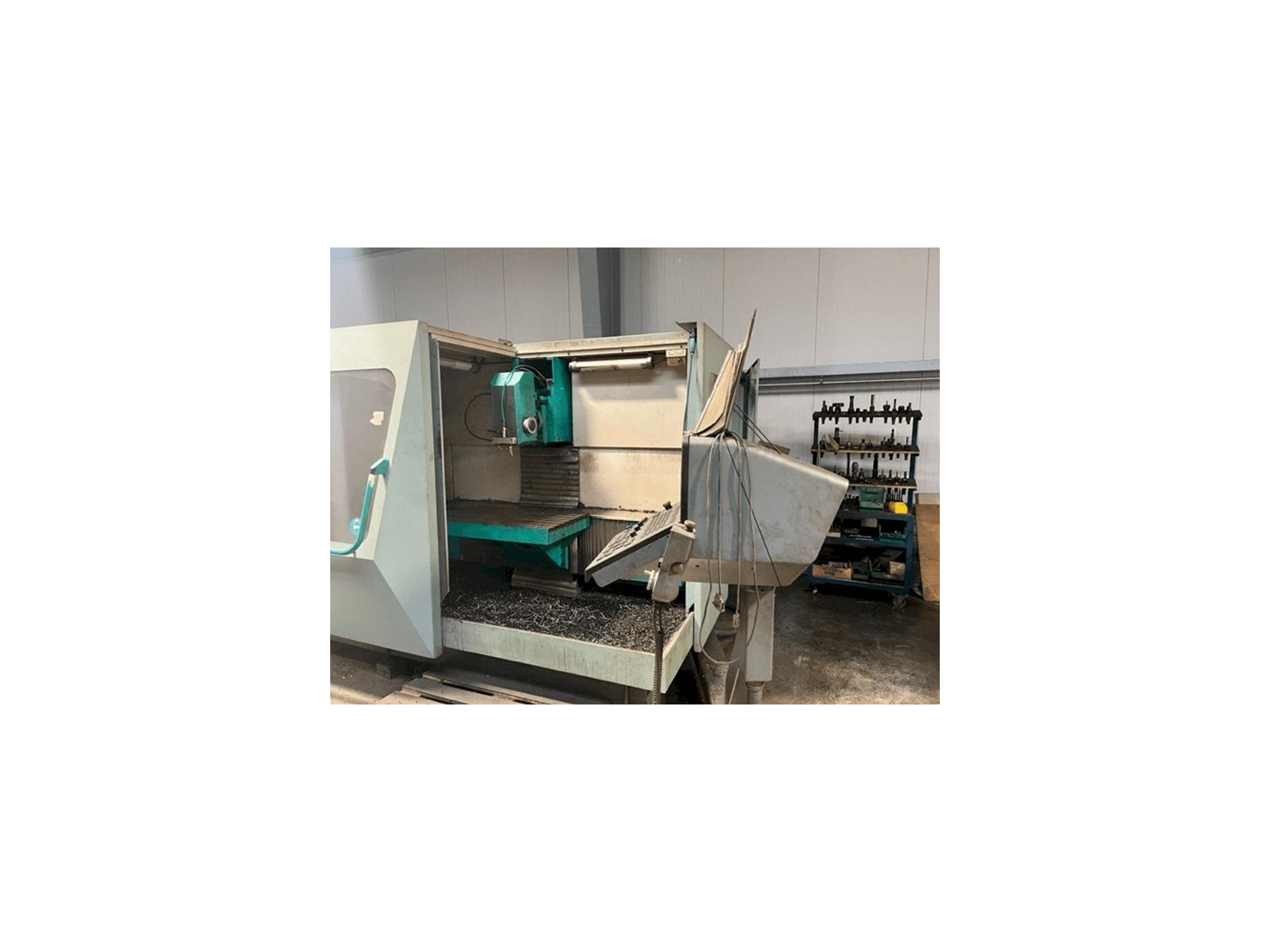 Čelní pohled na DECKEL FP 4-60 stroj