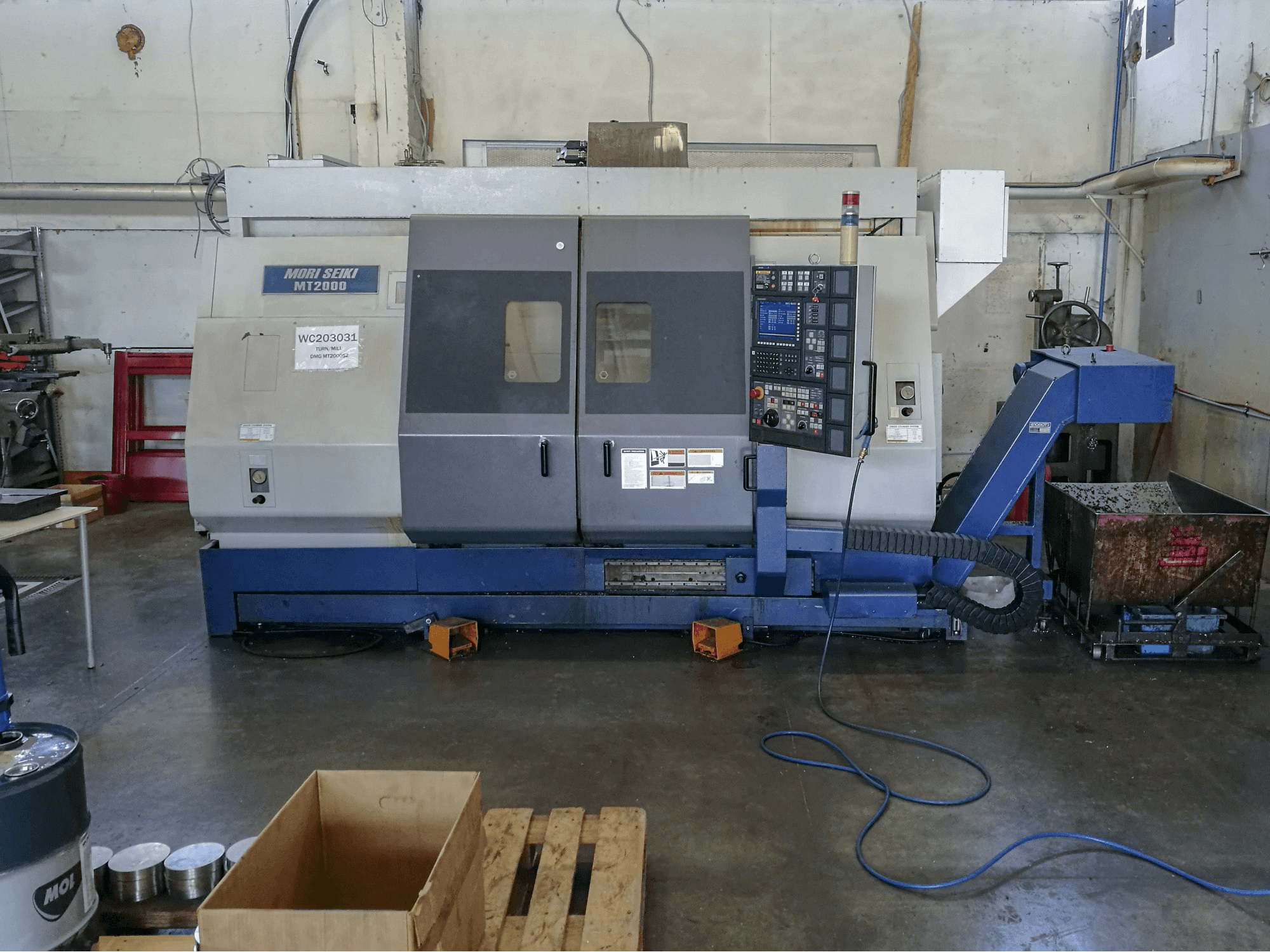Čelní pohled na MORI SEIKI MT-2000 SZ stroj