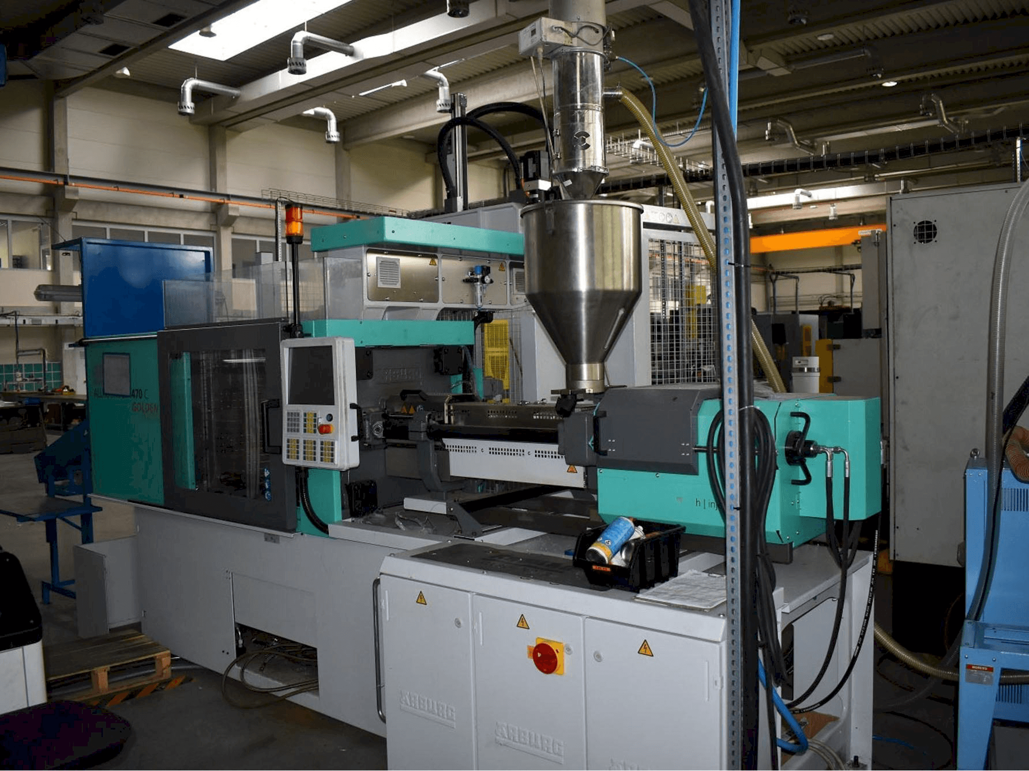 Čelní pohled na Arburg ALLROUNDER 470 C 1500 - 400 stroj