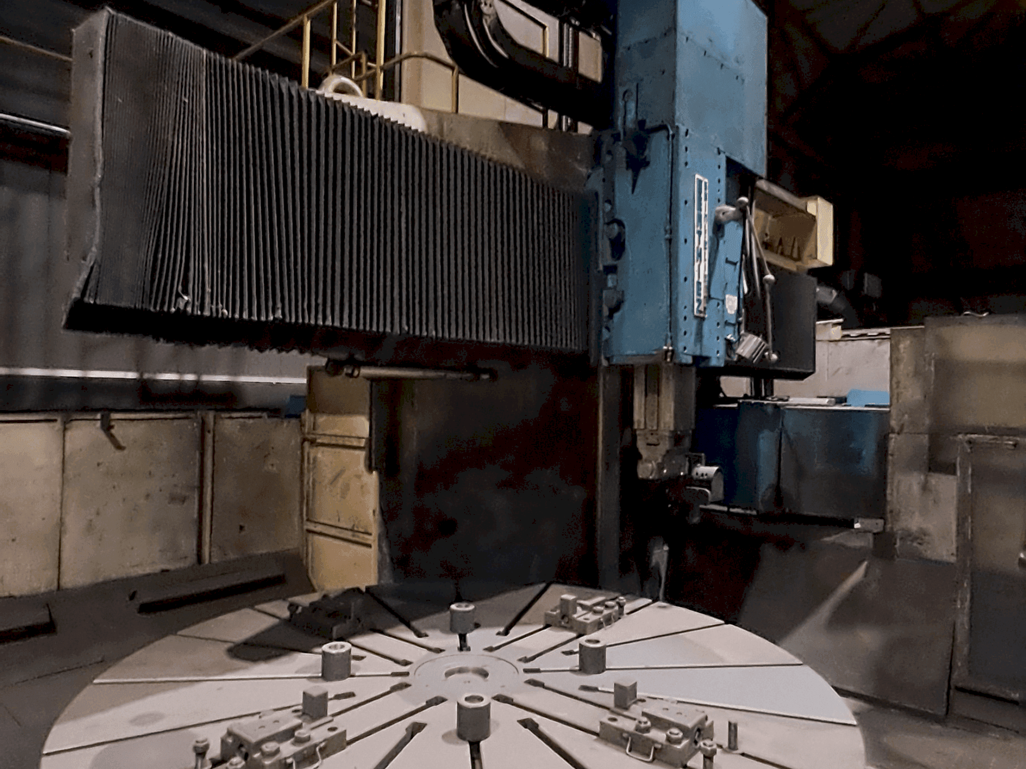 Čelní pohled na Berthiez TMM 200 (1980) stroj