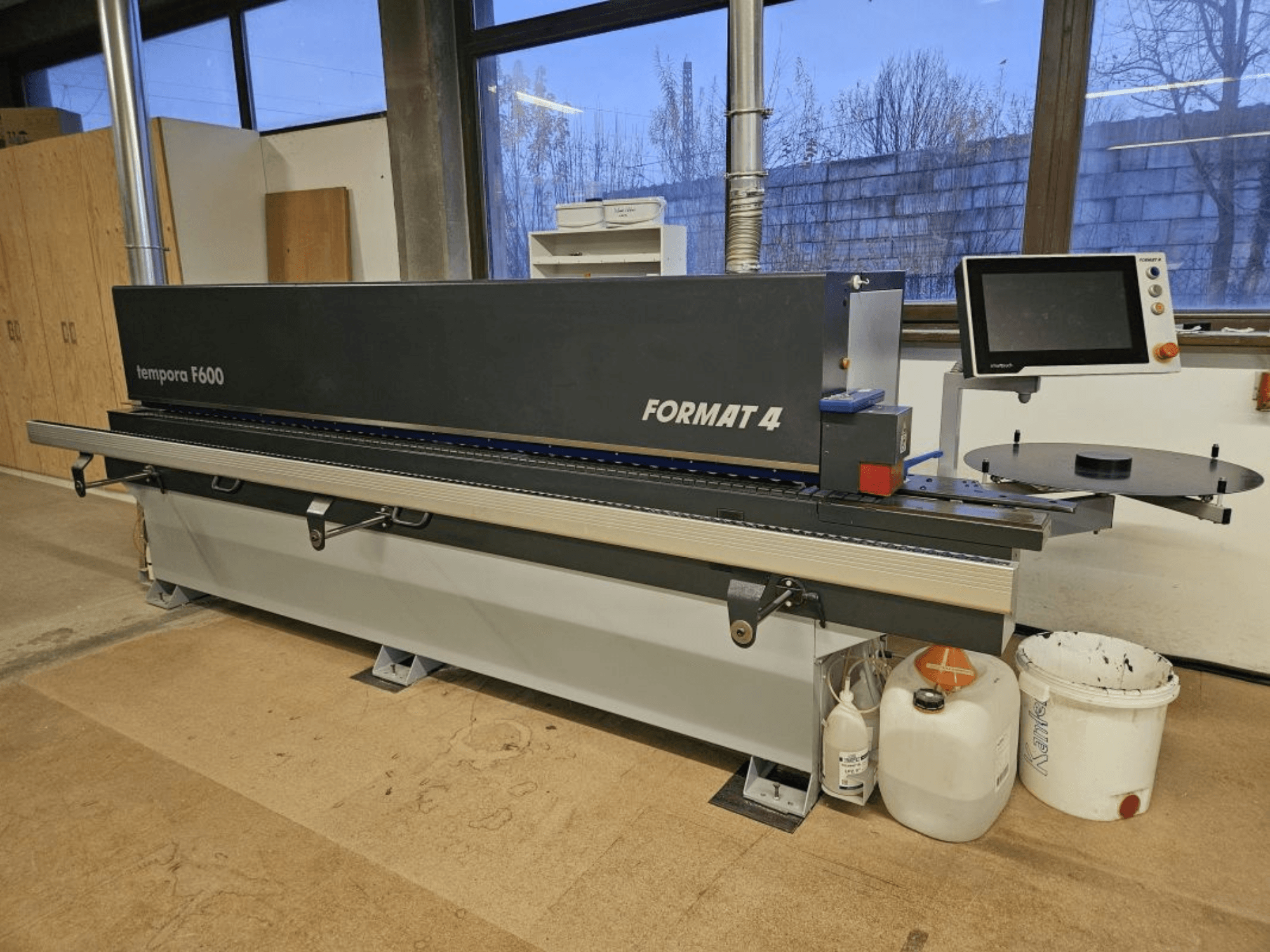 Templora F600 od Format 4, čelní pohled na dřevoobráběcí stroj s digitálním displejem, řezacím stolem a úložnými nádobami.