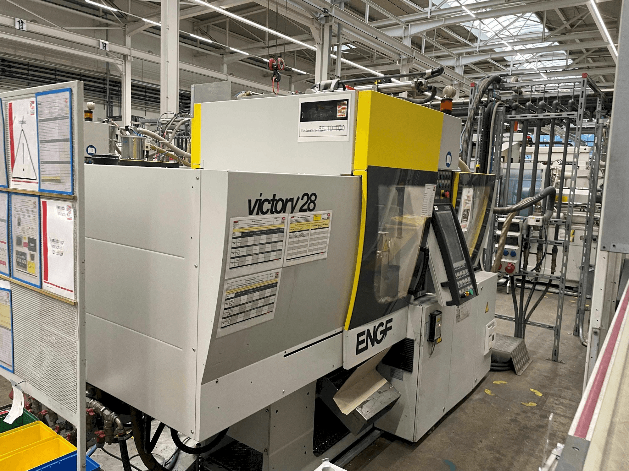 Čelní pohled na Engel Victory 200/28 stroj