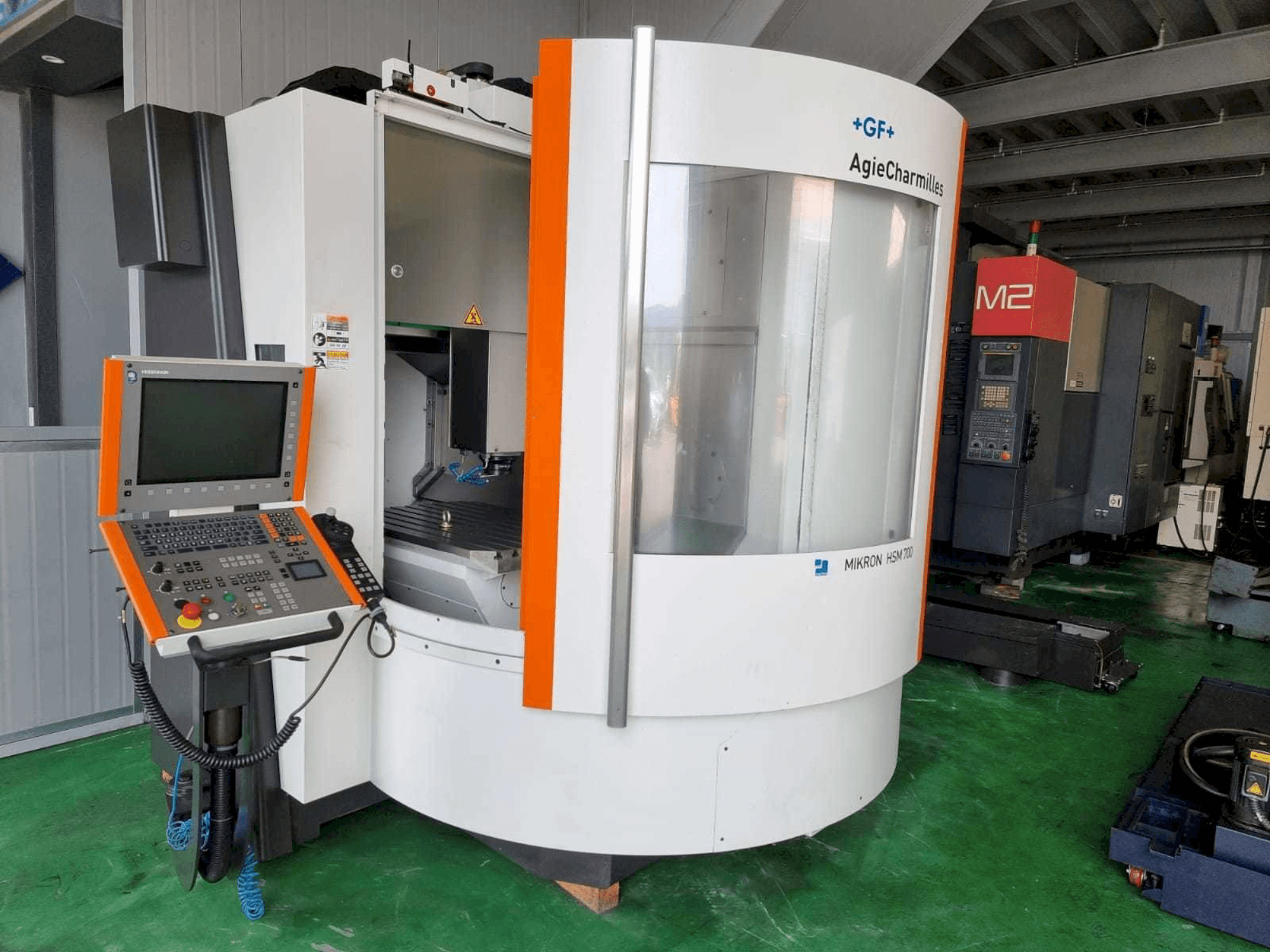 Čelní pohled na GF AgieCharmilles Mikron HSM 700 stroj