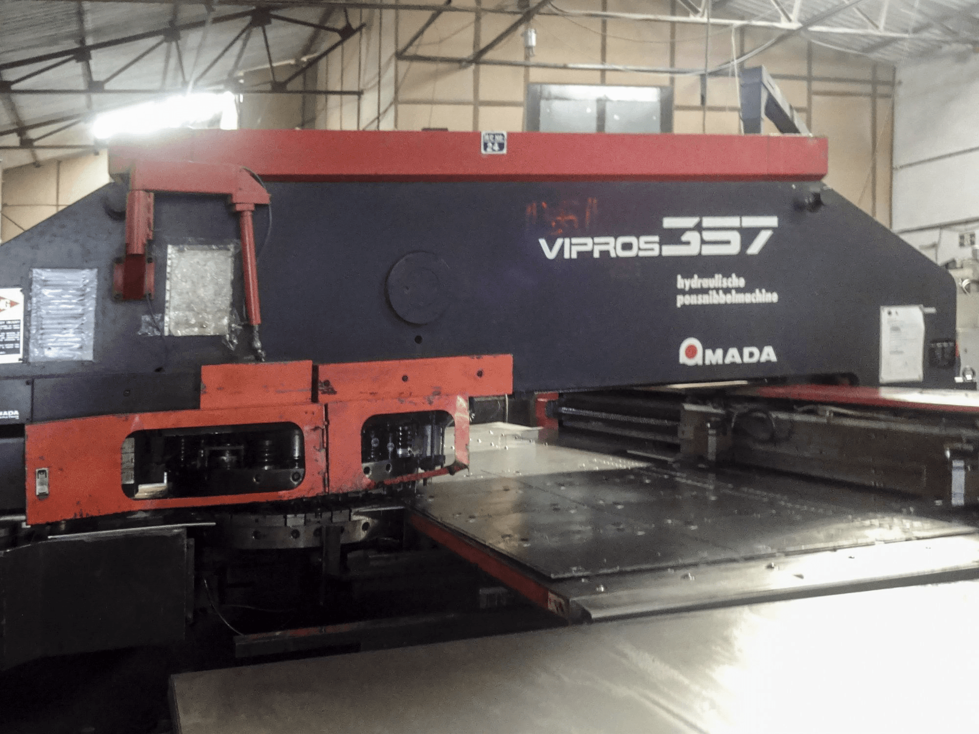 Čelní pohled na AMADA Vipros 357 stroj