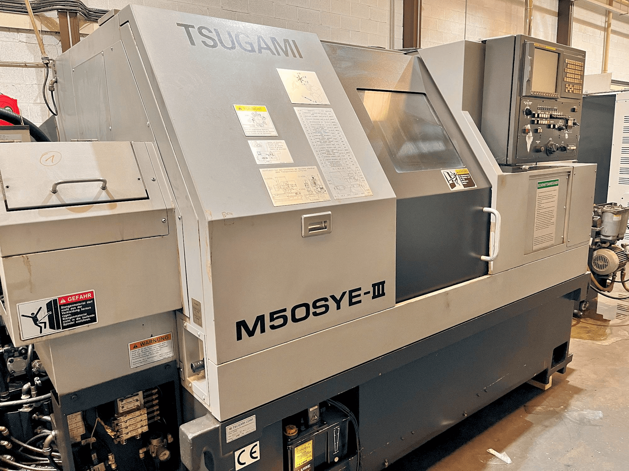 Čelní pohled na TSUGAMI M50SYE-III stroj