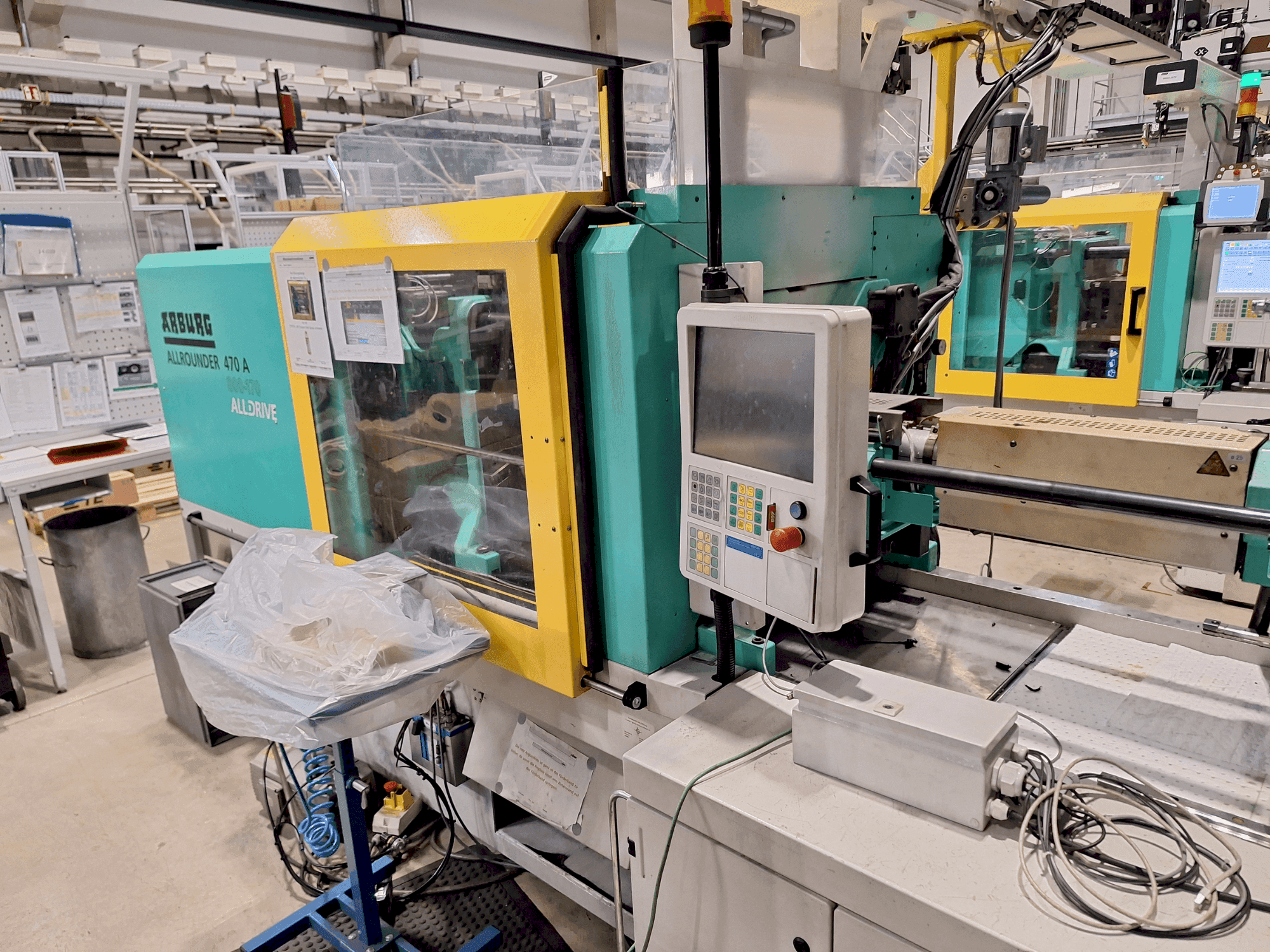 Čelní pohled na Arburg 470 A 800-170 stroj