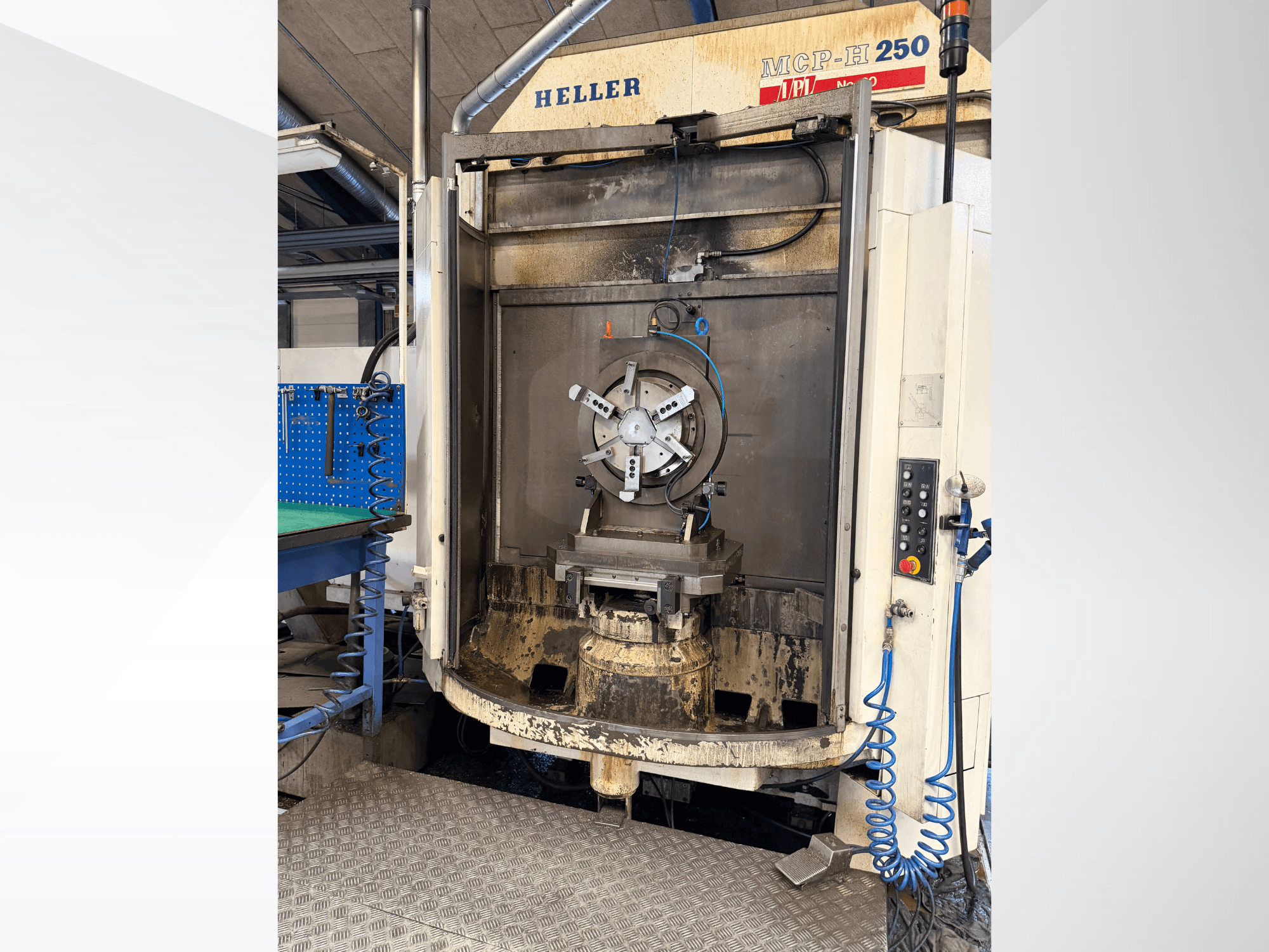 Pohled zepředu na horizontální obráběcí centrum HELLER MCP 250, zobrazující ovládací panel, upínací přípravky a obráběcí plochu.