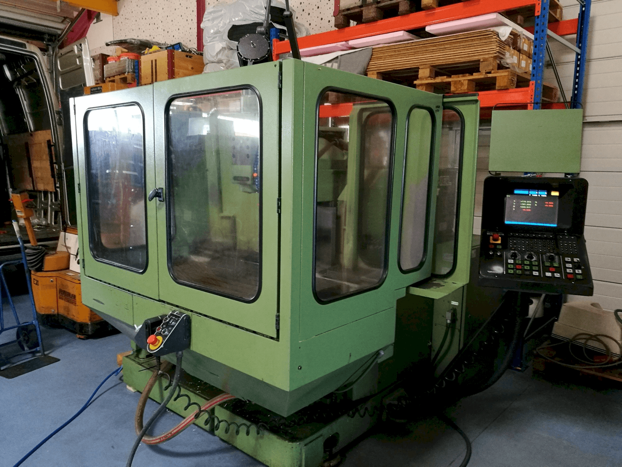 Čelní pohled na DECKEL FP4AT stroj