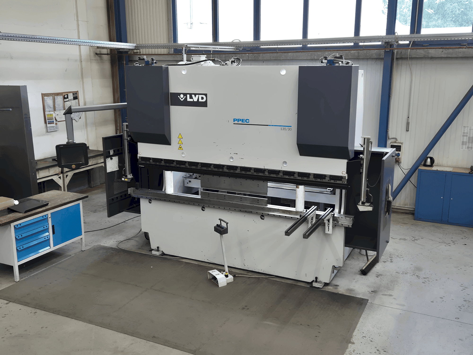 Čelní pohled na LVD PPEC 135/30 stroj