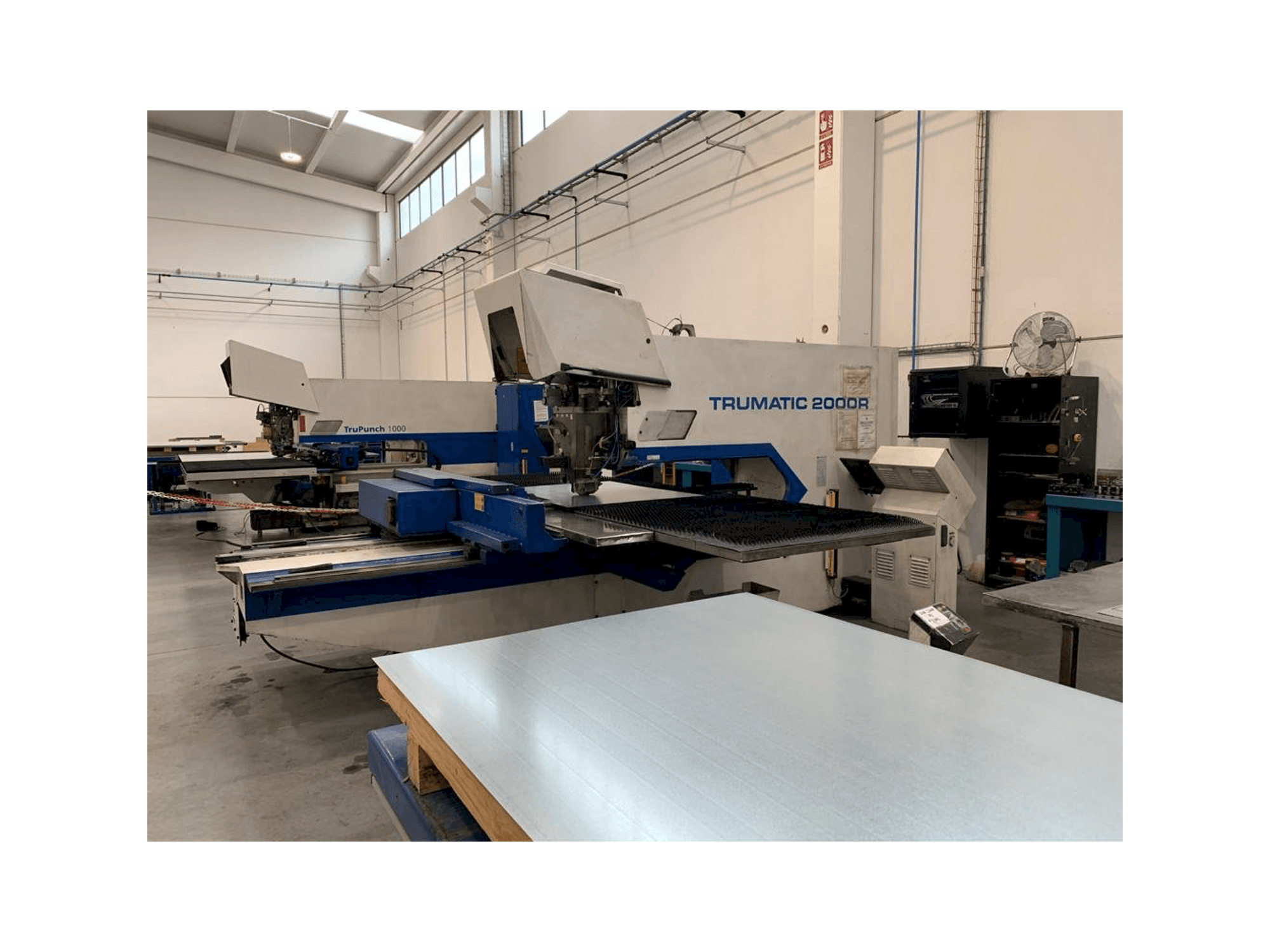 Čelní pohled na Trumpf Trumatic 2000 R stroj