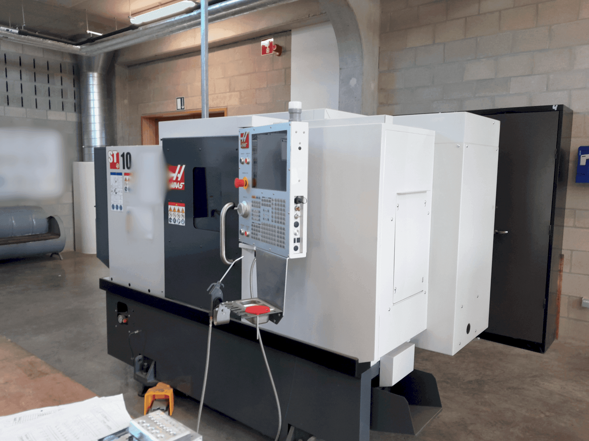 Čelní pohled na HAAS ST-10 stroj