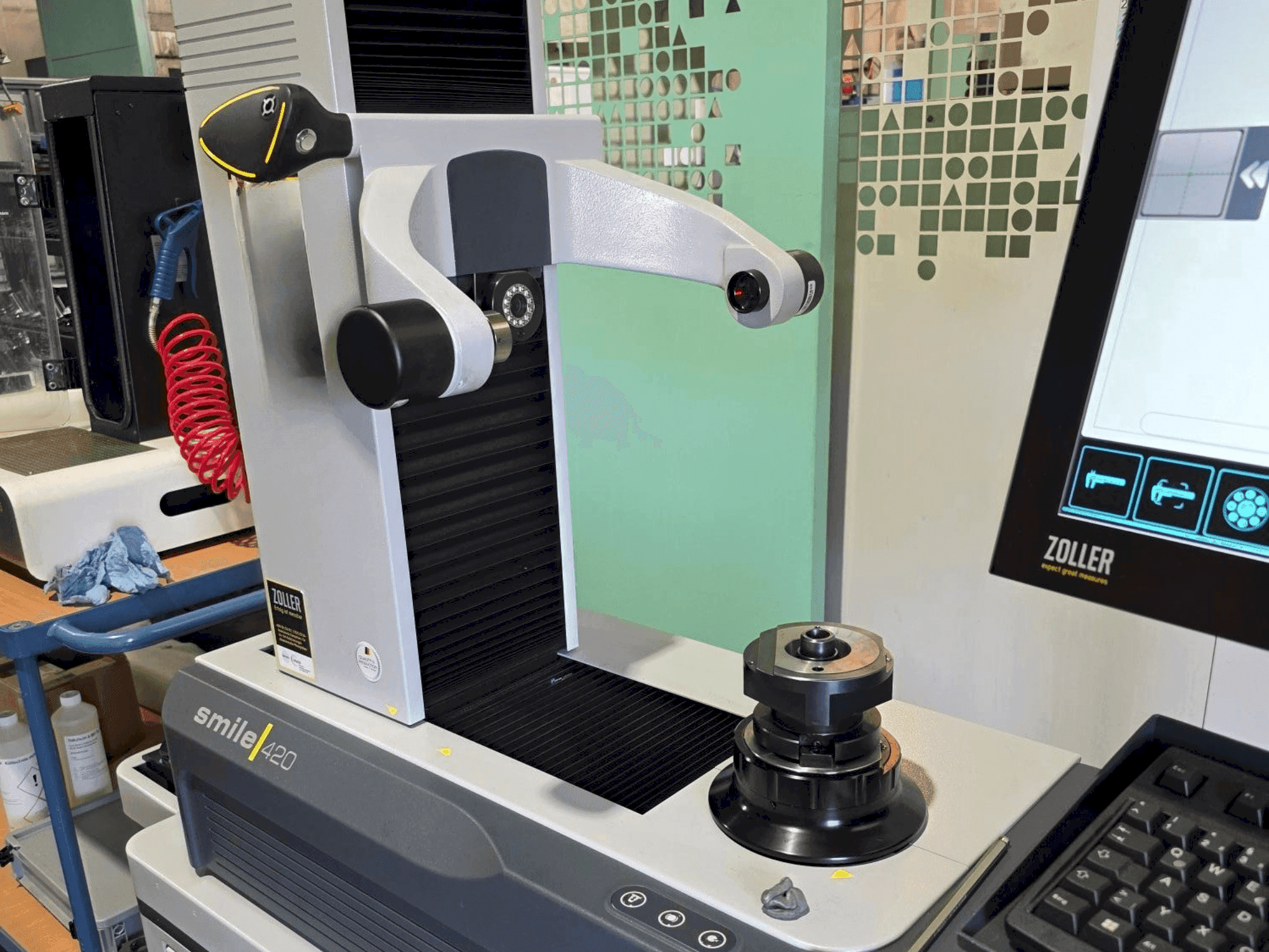 Čelní pohled na Zoller Smile 420 stroj