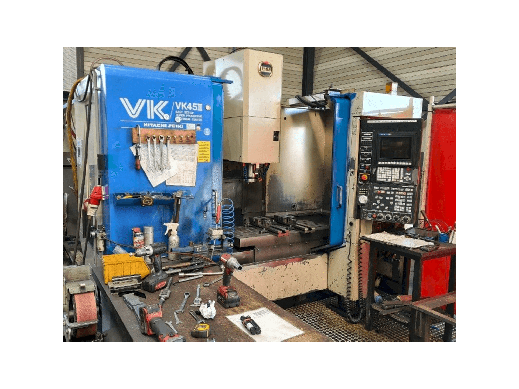 Čelní pohled na HITACHI SEIKI VK45II stroj