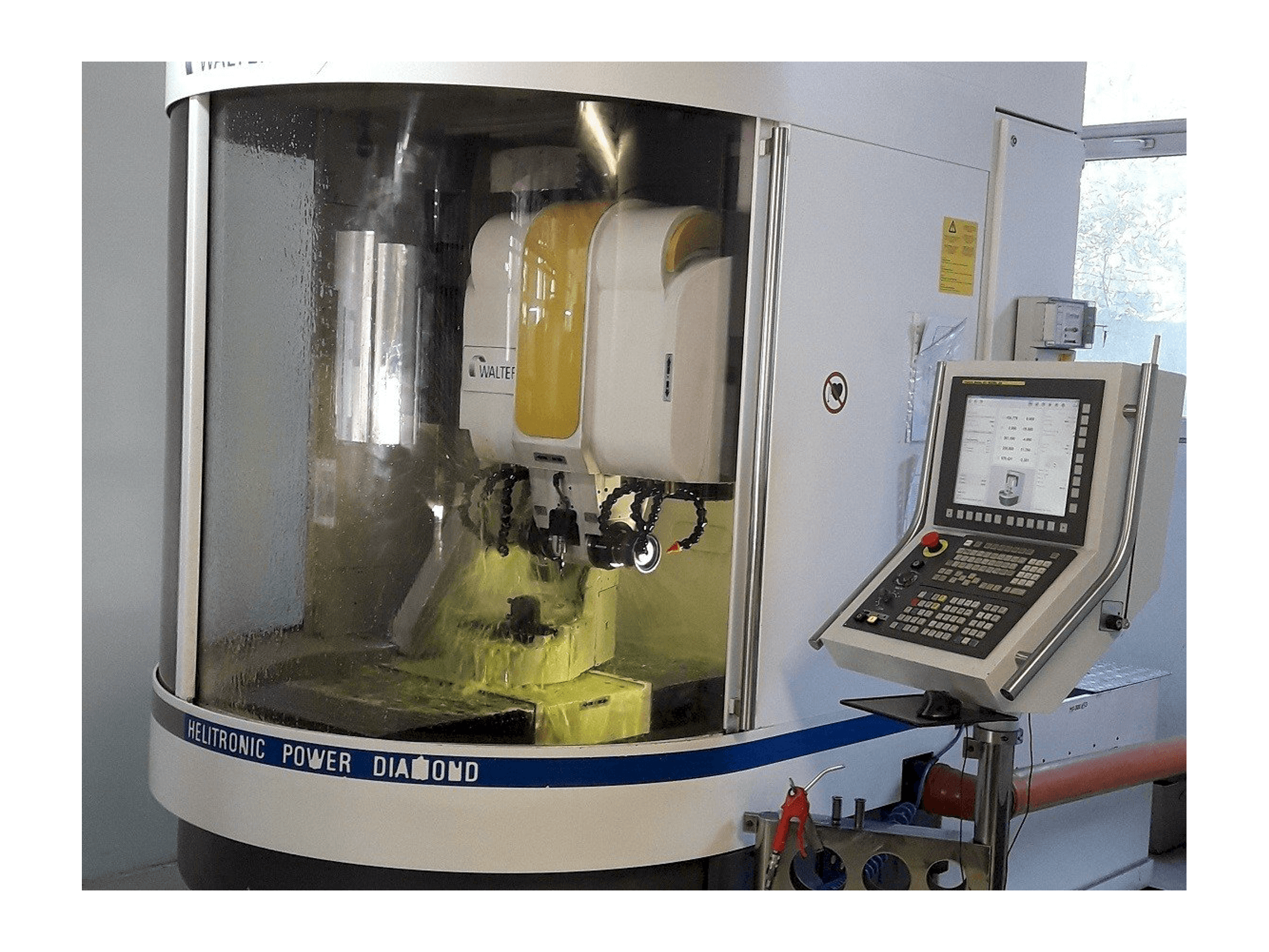 Čelní pohled na Walter Helitronic Power F stroj