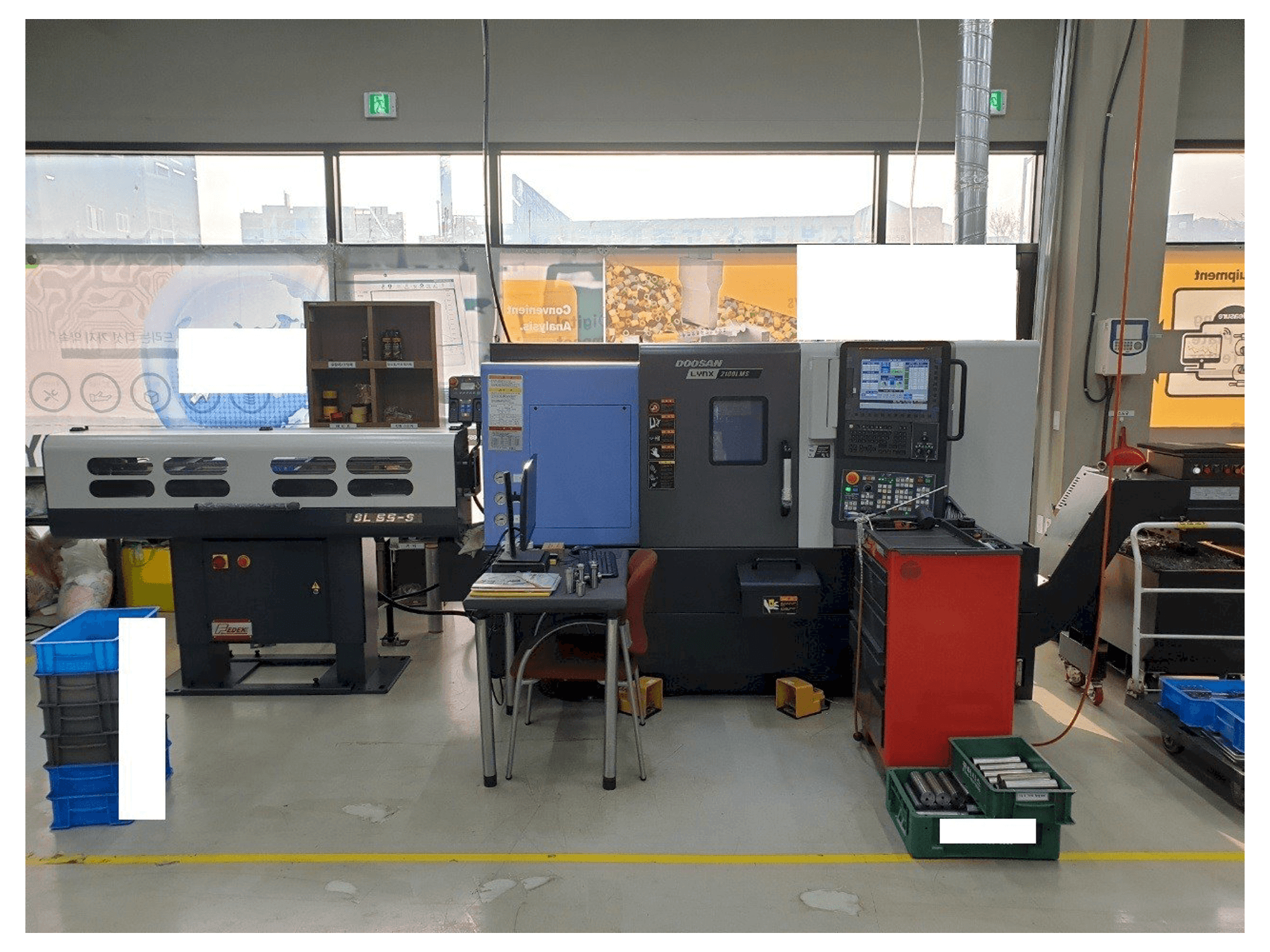 Čelní pohled na Doosan LYNX2100LMSB stroj