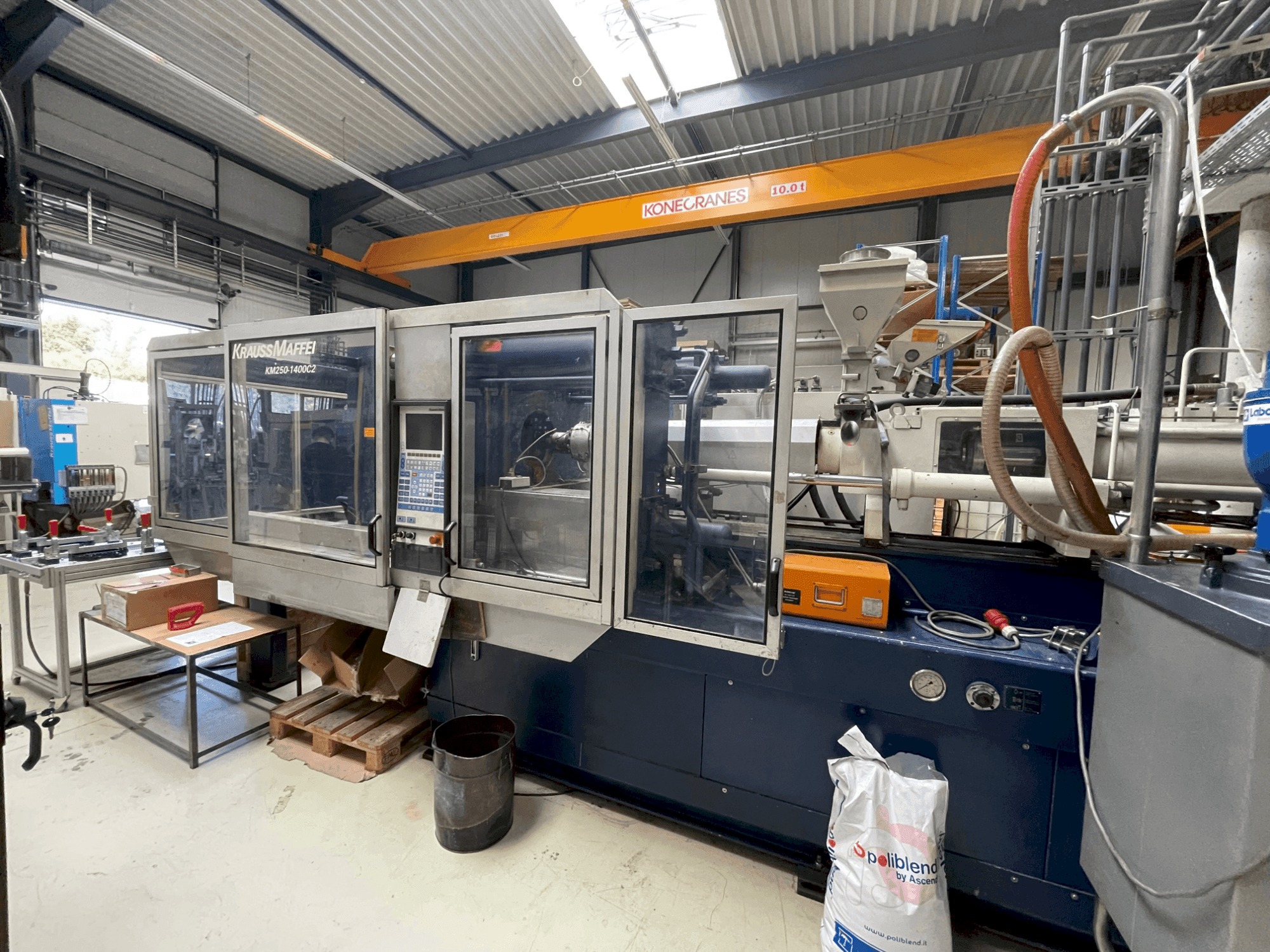 Čelní pohled na Krauss Maffei 250-1400 C2 stroj