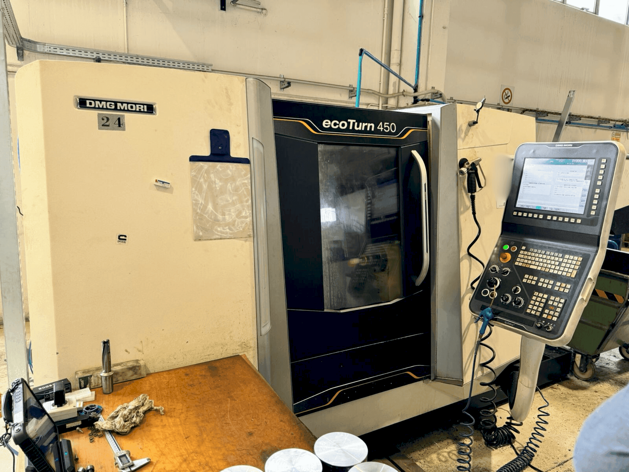 Čelní pohled na DMG MORI EcoTurn 450 V3 stroj