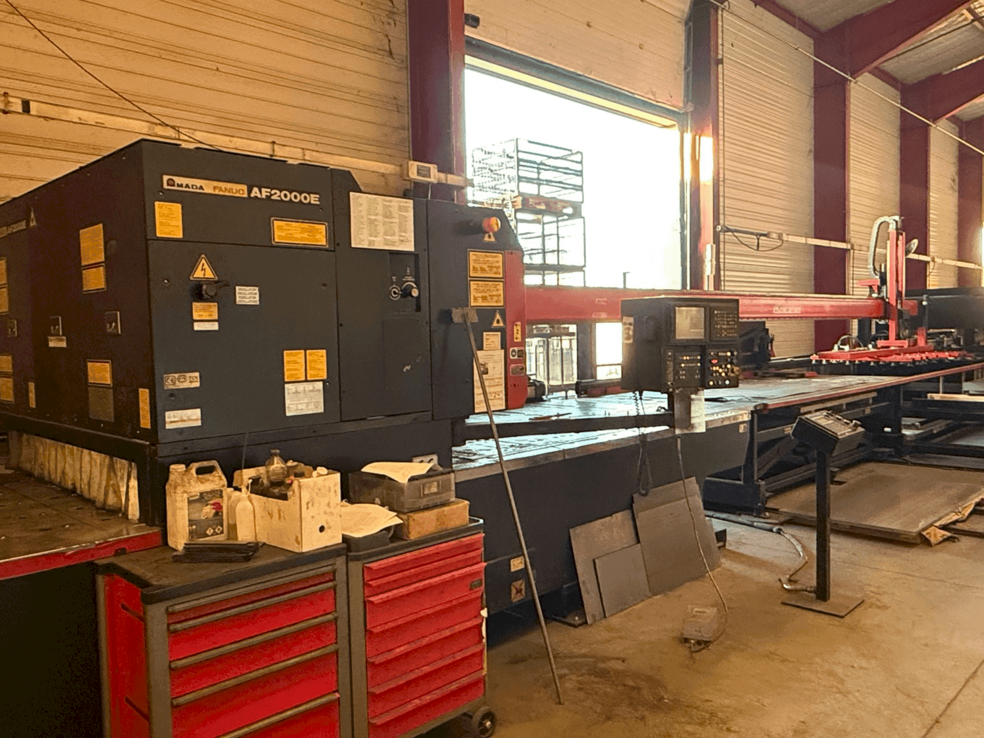 Čelní pohled na AMADA LC2415 alpha3 stroj