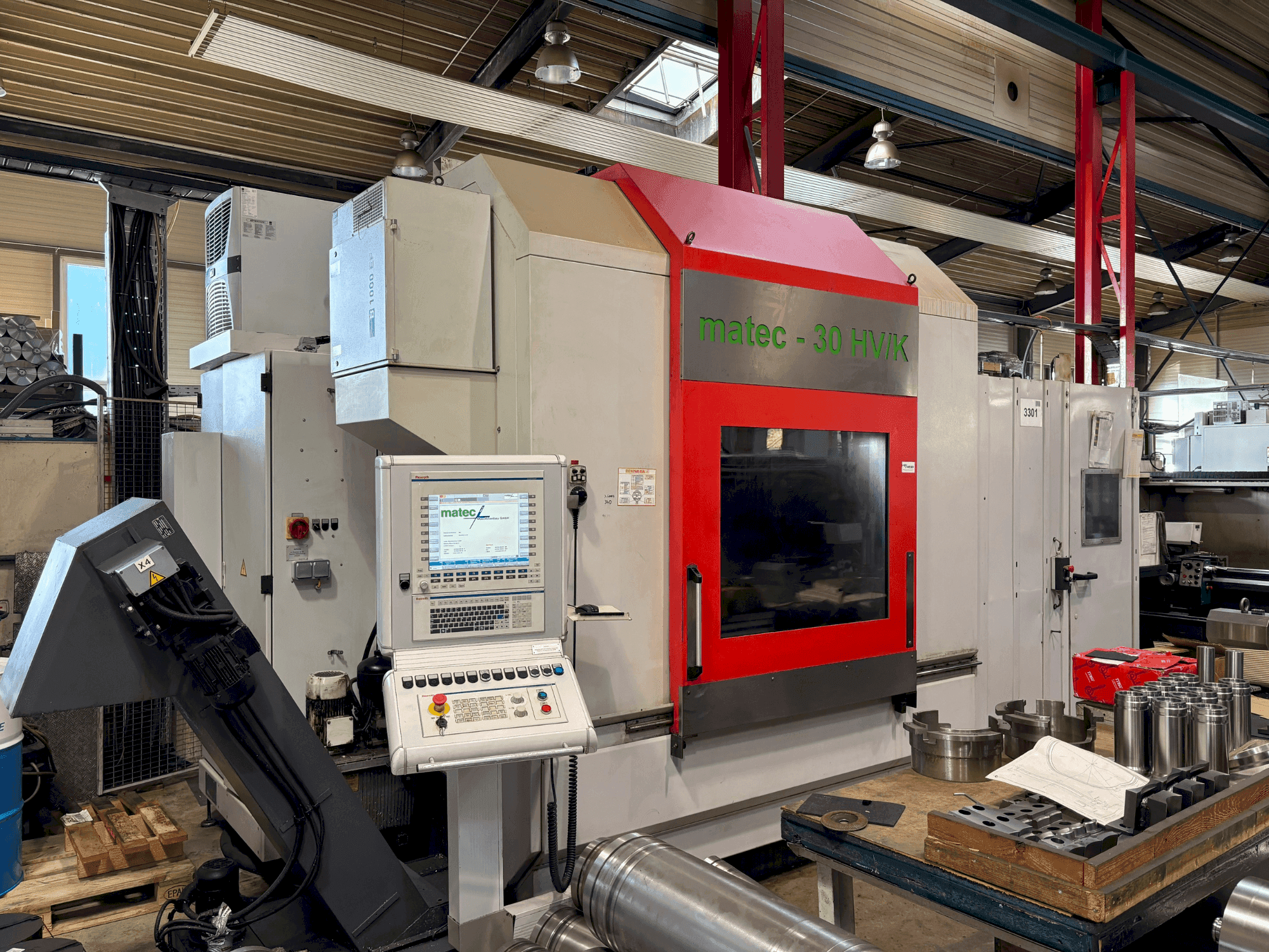 Čelní pohled na Matec MATEC 30 HV/K stroj