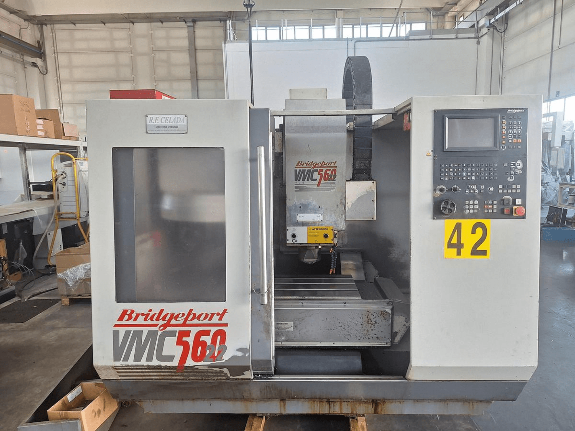 Vertikální obráběcí centrum Bridgeport VMC 560/22, pohled zepředu, s ovládacím panelem, držákem nástrojů a pracovní plochou.