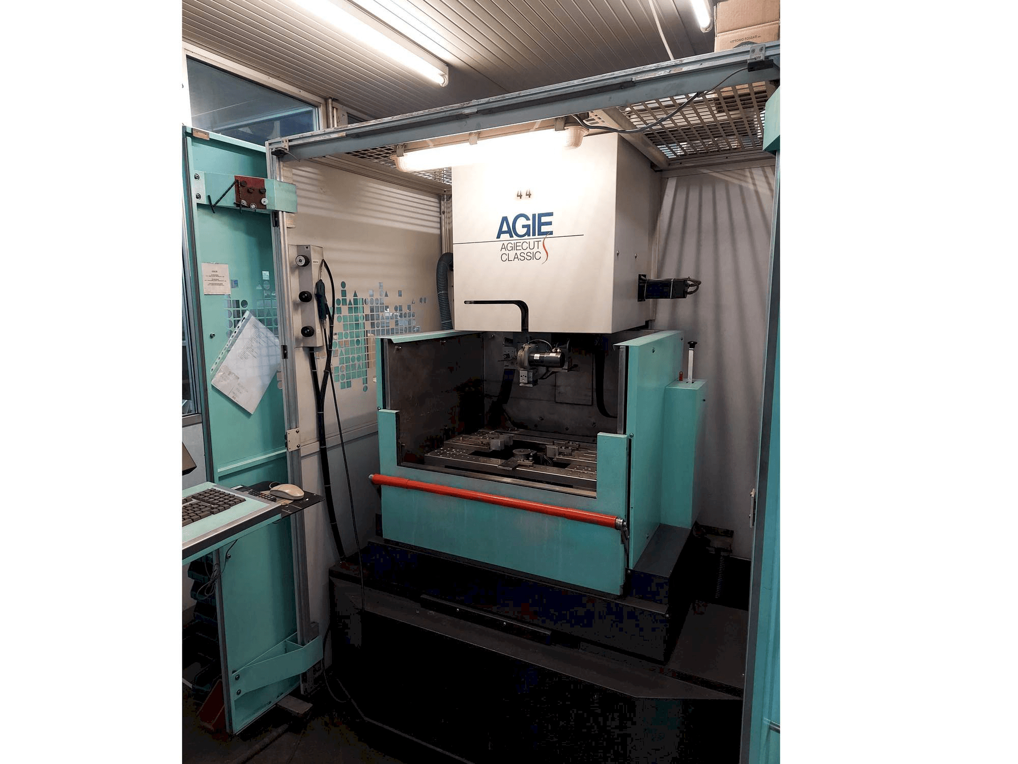 Čelní pohled na AGIE Agiecut Classic 2S stroj