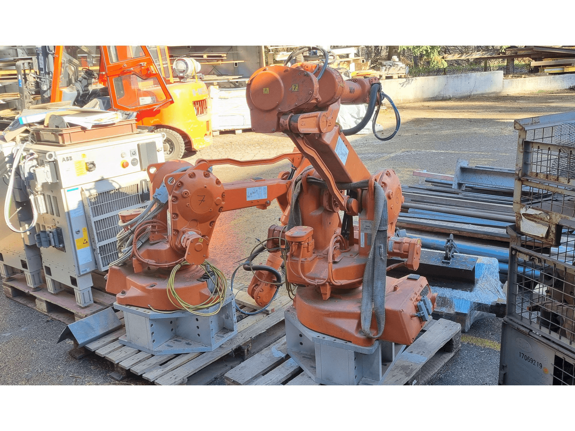 Čelní pohled na ABB IRB2400 M2000 stroj