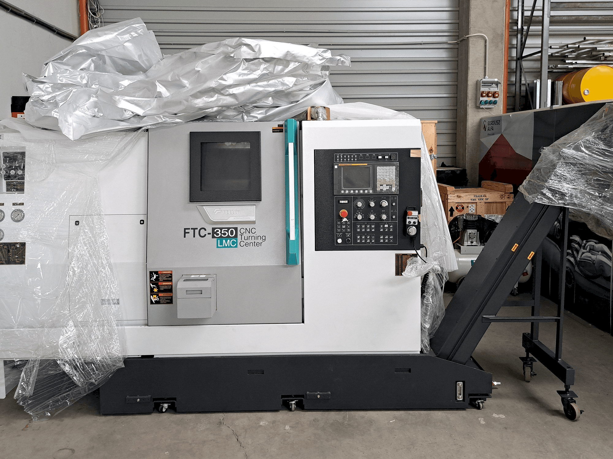 Čelní pohled na Feeler FTC 350 LMC stroj