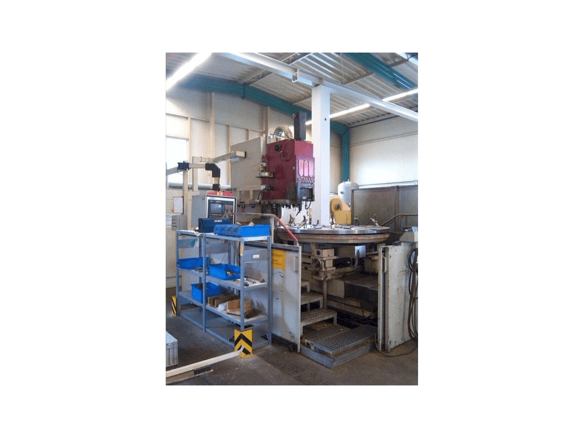 Čelní pohled na STAMA MC 430- GÜ stroj