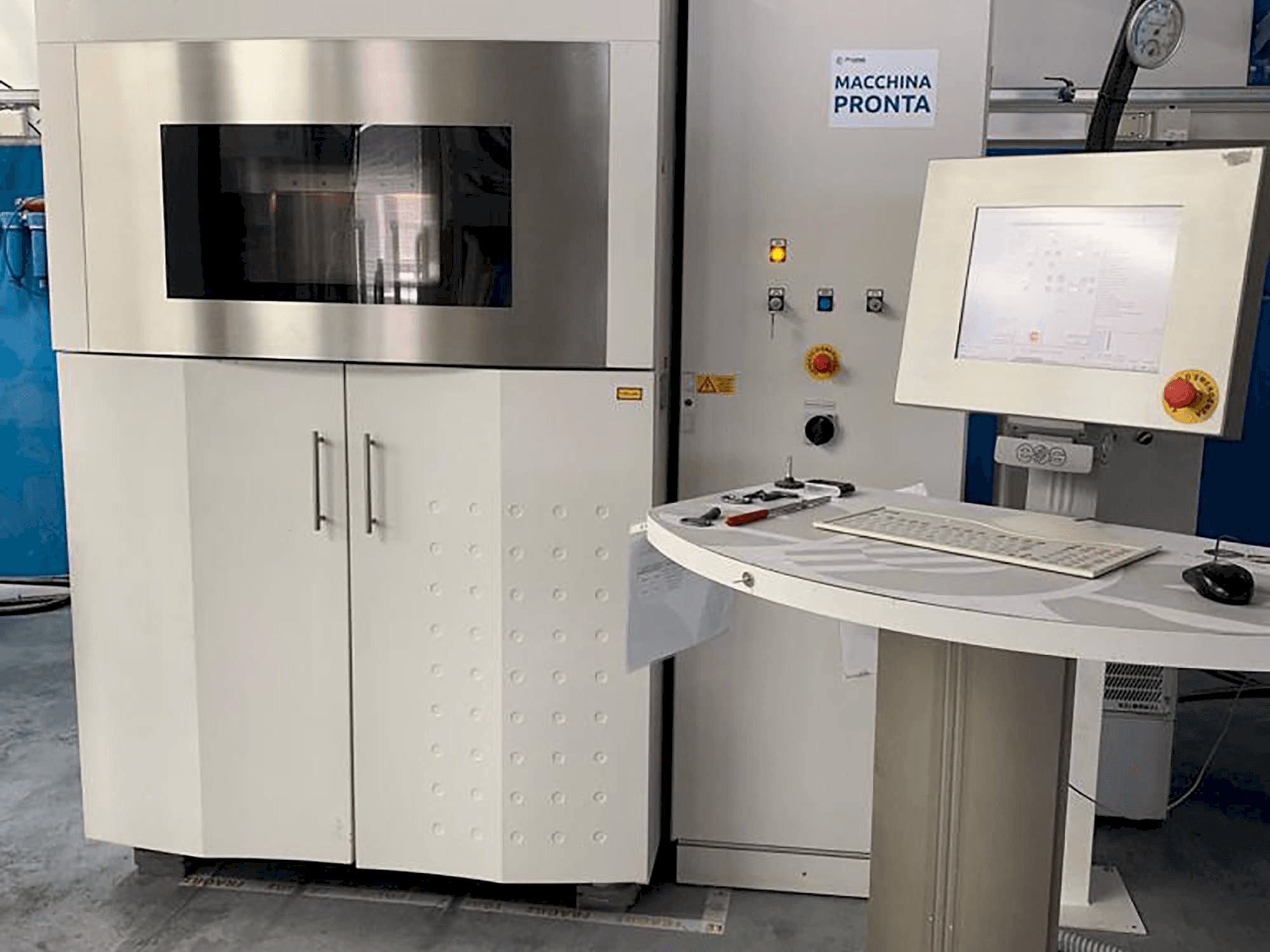 Čelní pohled na EOS Eosint P395 stroj