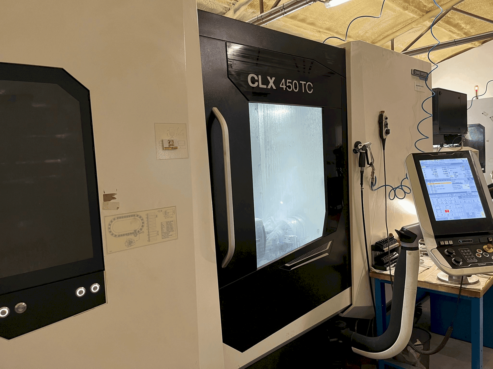 Čelní pohled na DMG MORI CLX 450 TC stroj