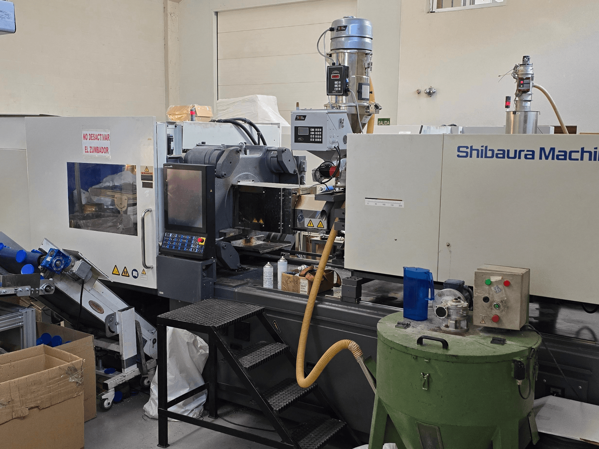 Pohled zepředu na elektrický vstřikovací stroj SHIBAURA EC230SXIII-8A s ovládacím panelem a přilehlým vybavením.