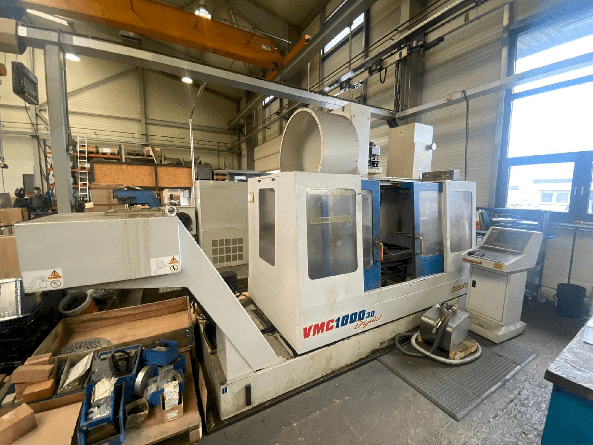 Čelní pohled na Bridgeport VMC 1000/30 stroj