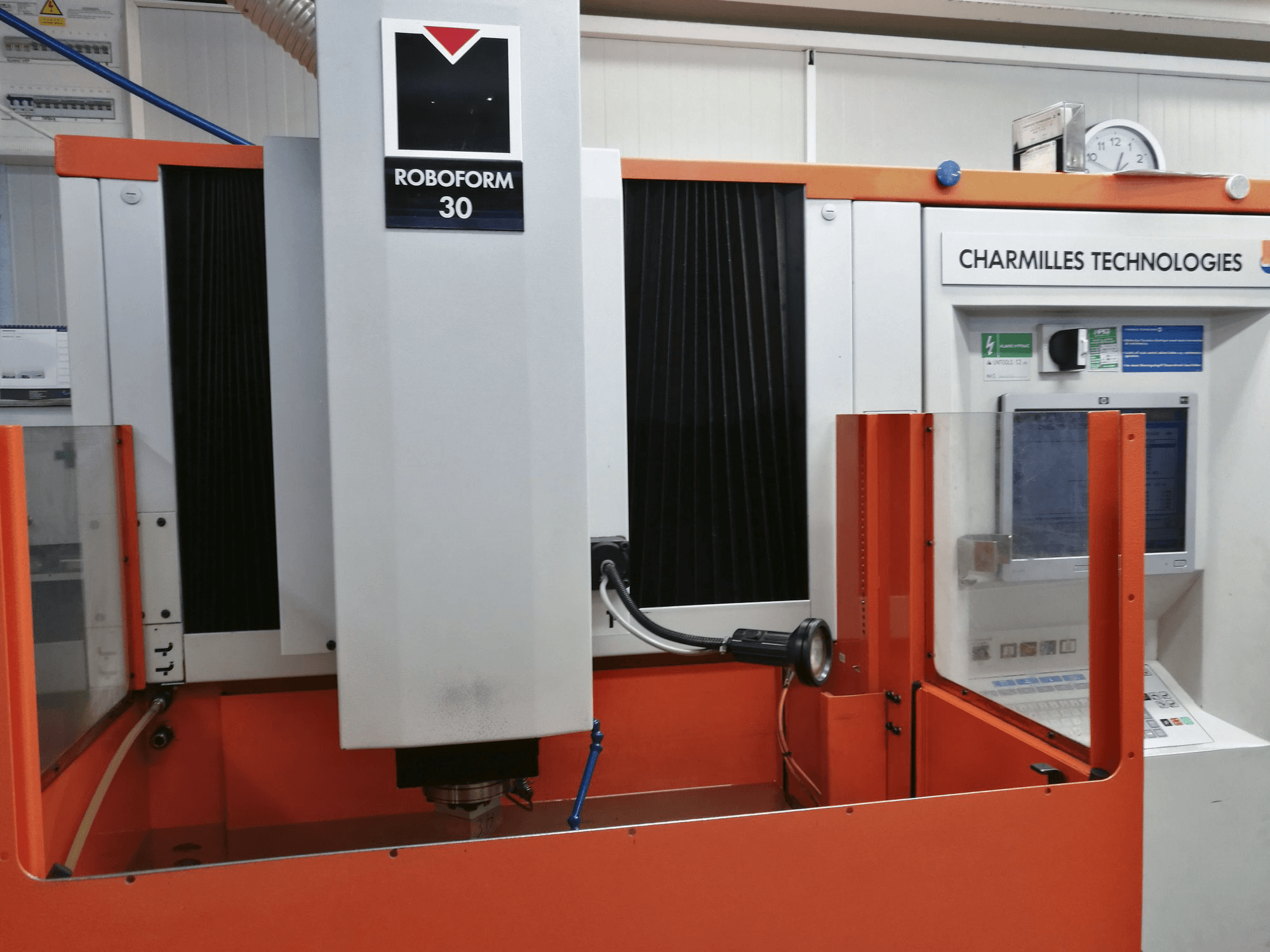 Čelní pohled na CHARMILLES ROBOFORM 30 stroj