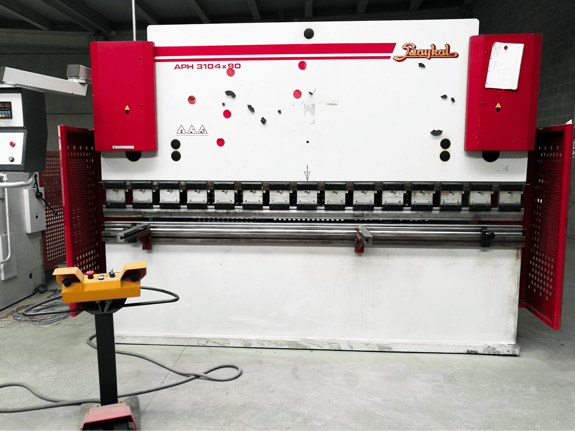Čelní pohled na Baykal APH 3104x90 stroj