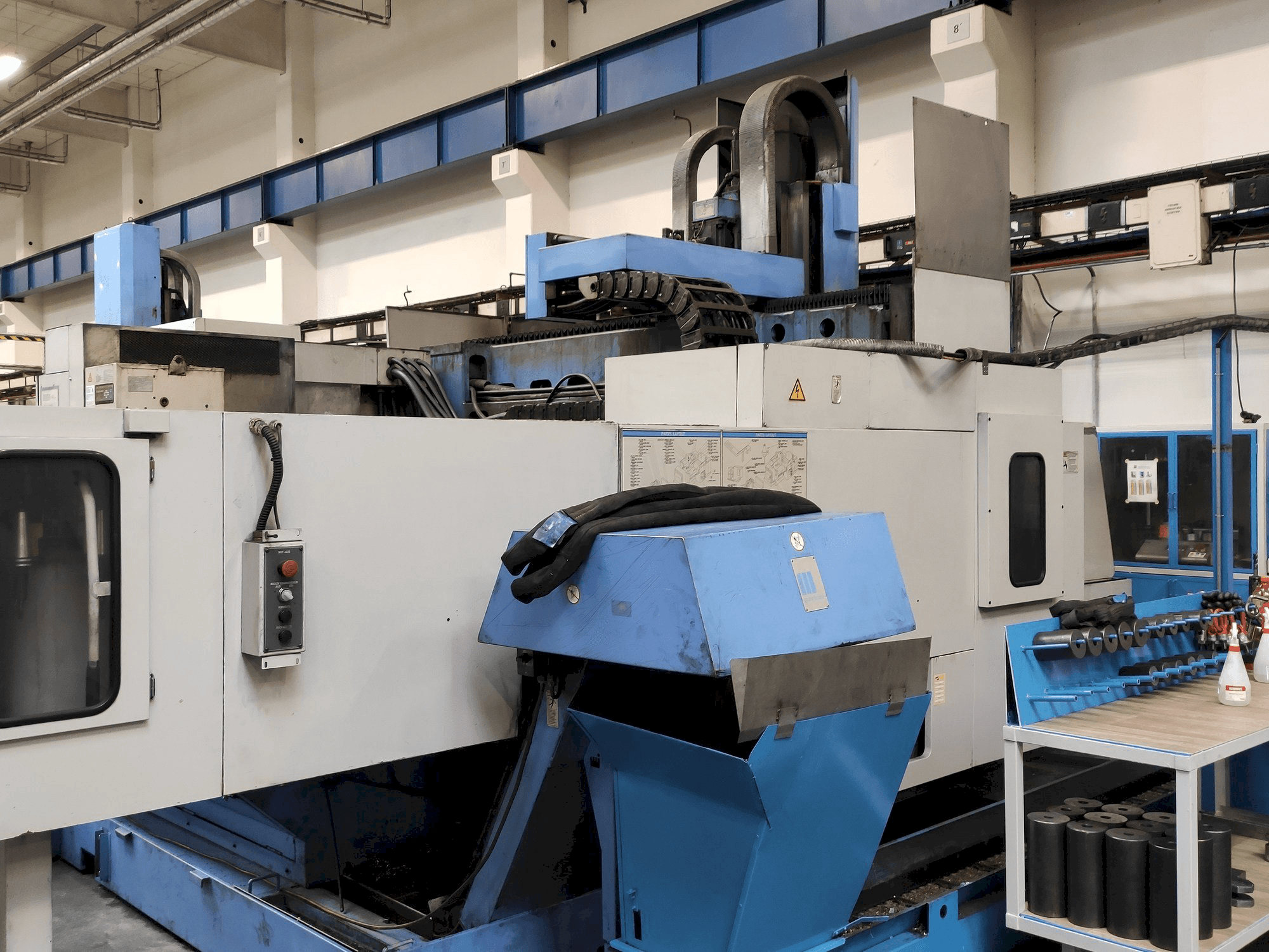 Čelní pohled na Mazak FJV 60/80 stroj