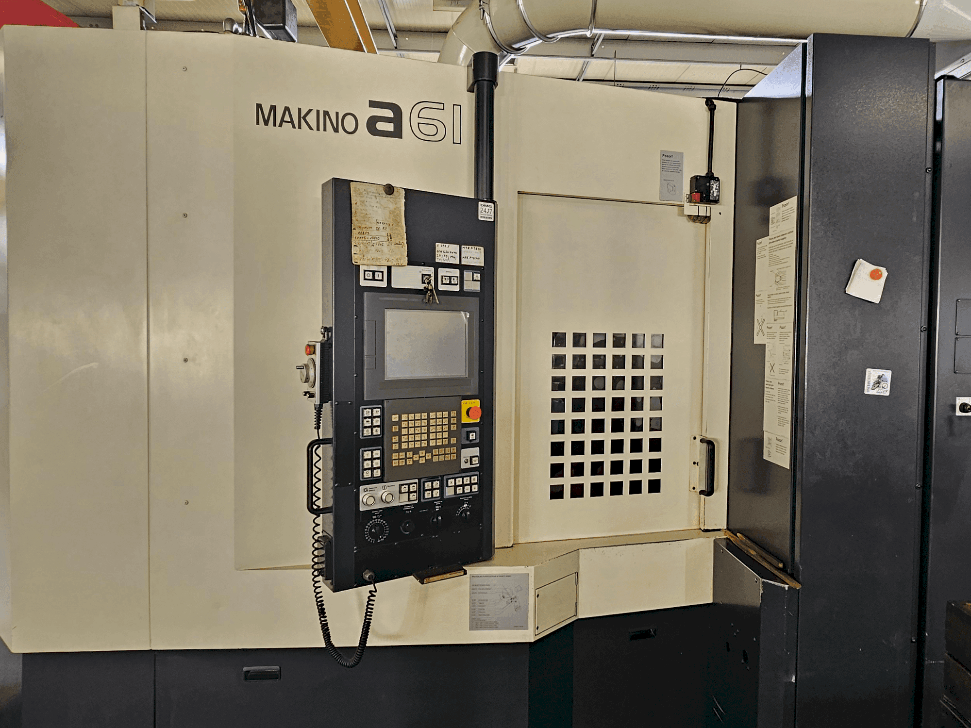 Čelní pohled na Makino a61 stroj