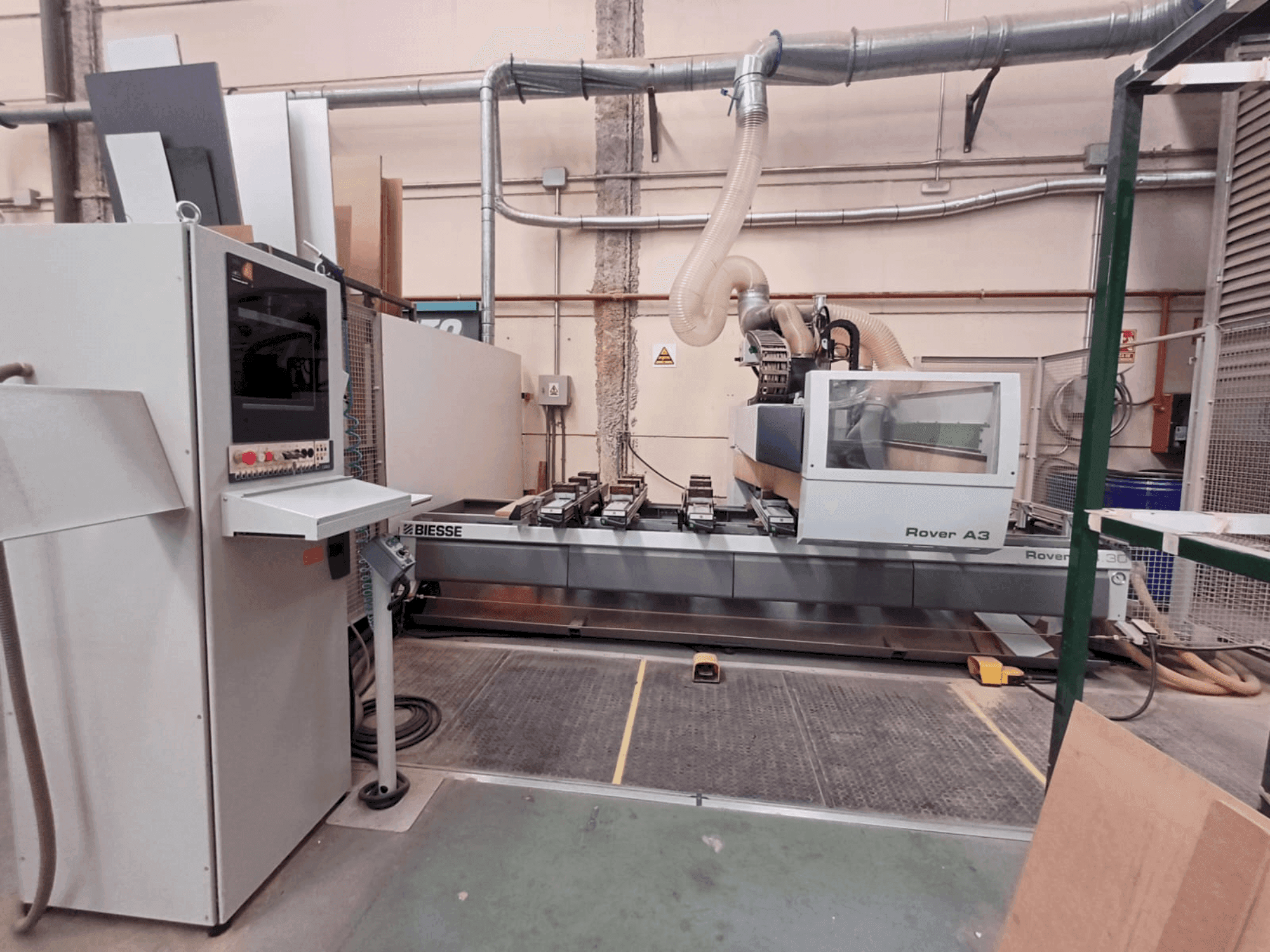 Čelní pohled na BIESSE OVER A 330 K3 S stroj