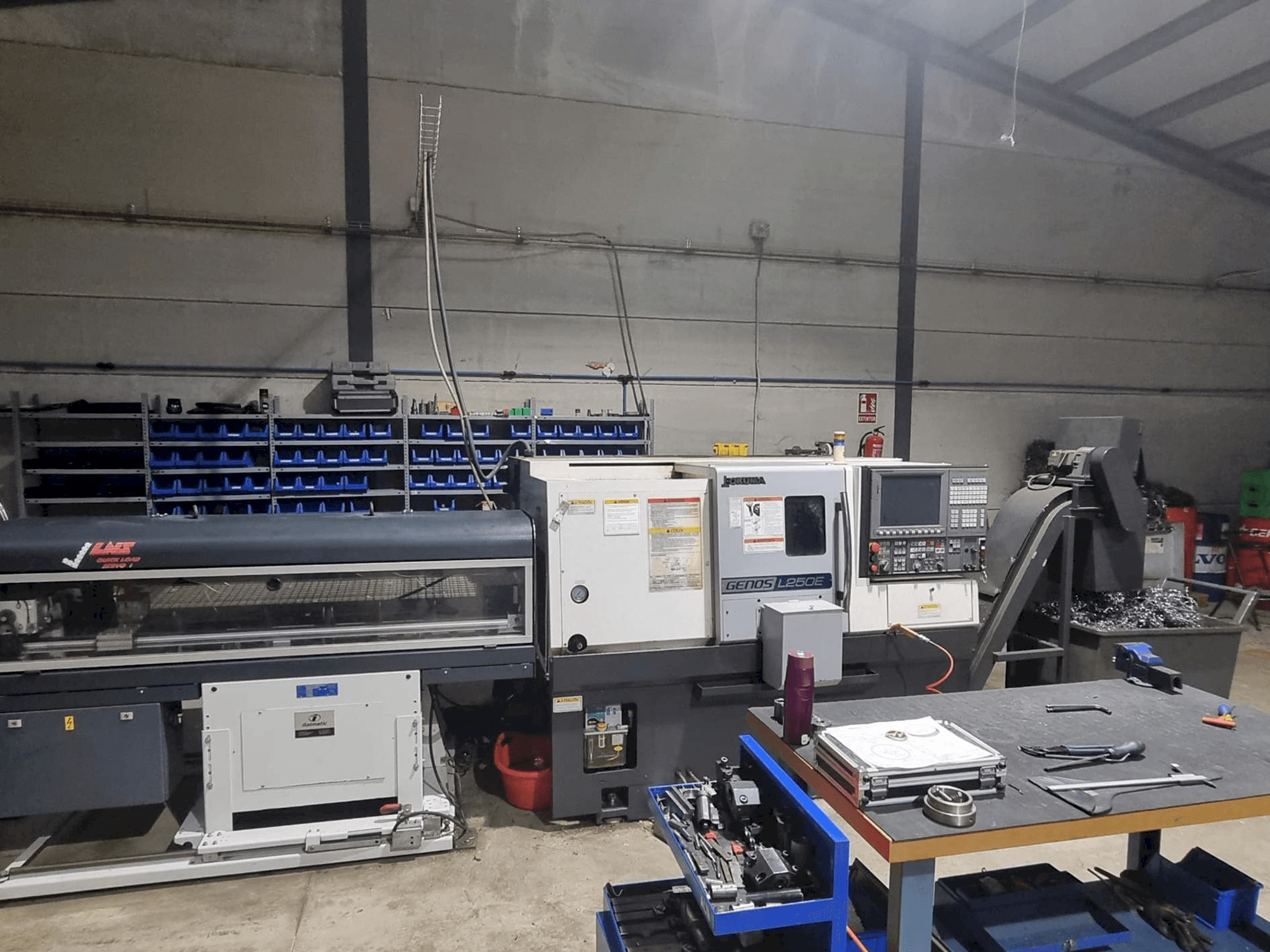 Čelní pohled na Okuma L250E stroj