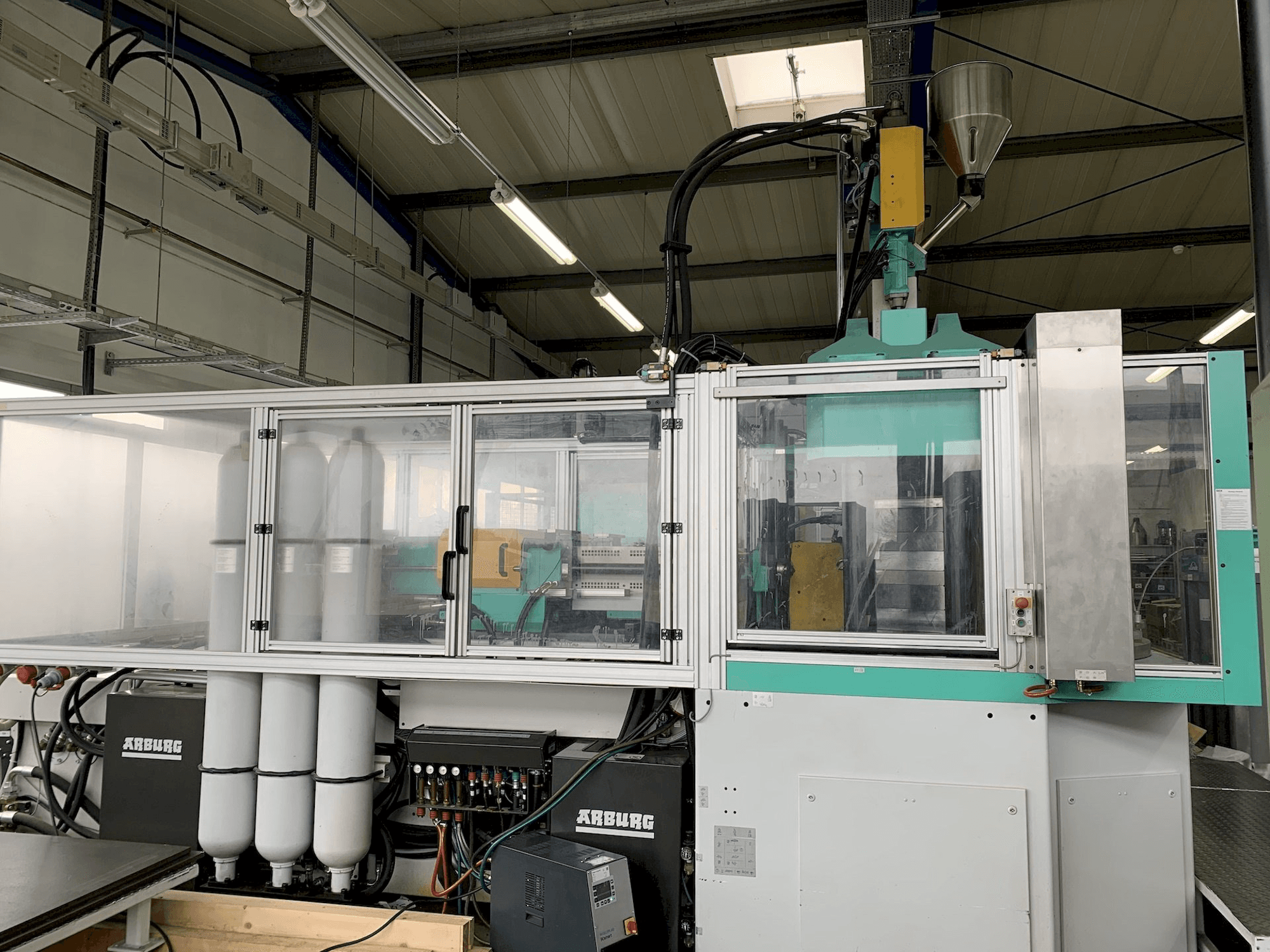 Čelní pohled na Arburg Allrounder 1500 T 2500-400 stroj