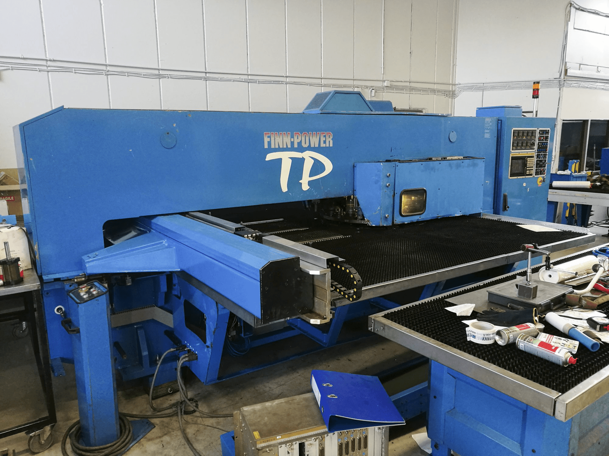 Levý pohled na Finn-Power TP 2525 stroj