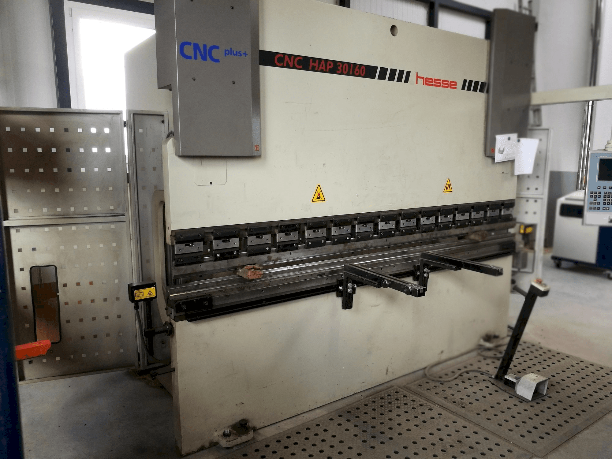 Čelní pohled na Hesse CNC HAP 30160 stroj