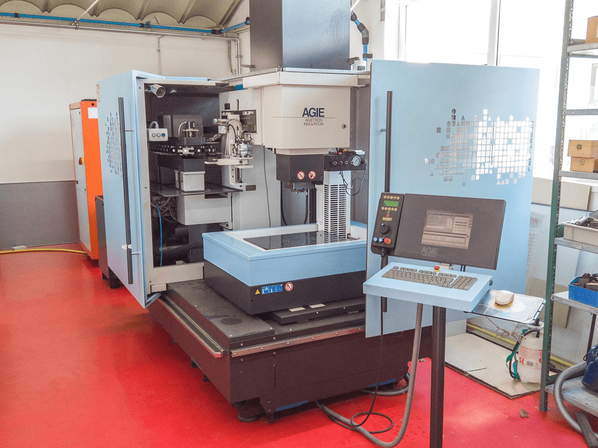 Čelní pohled na AGIE AGIETRON INNOVATION 2 stroj