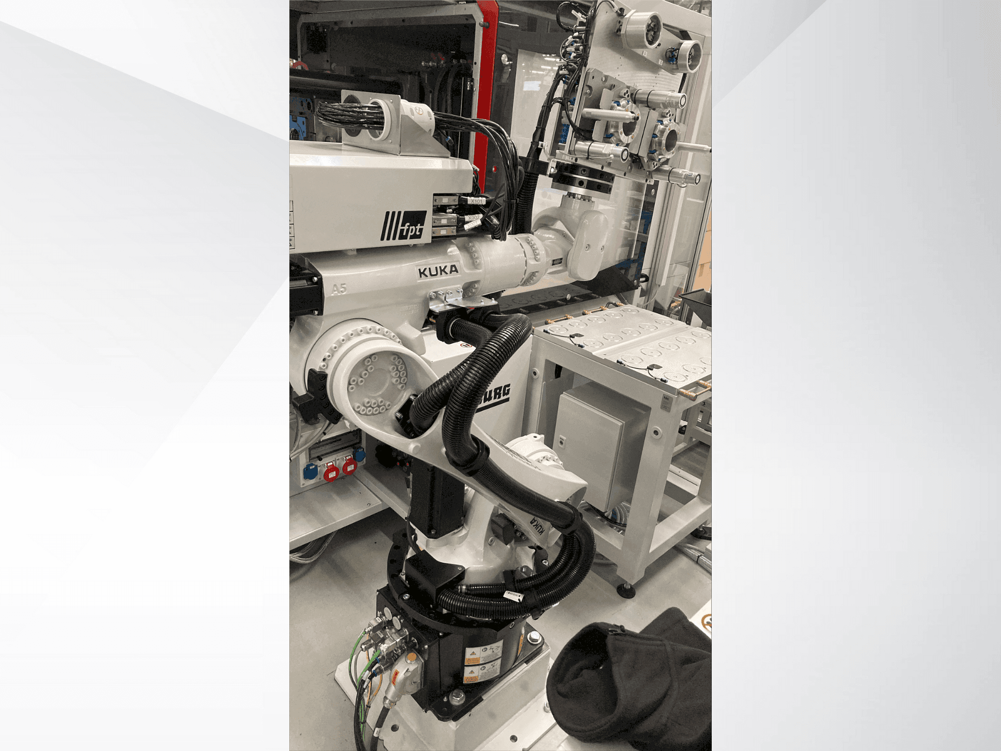 Čelní pohled na KUKA KR 22 R1610-2 stroj